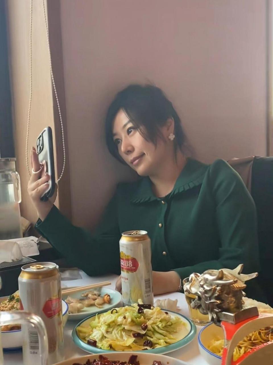 rephrase: can you identify the identity of this famous person?