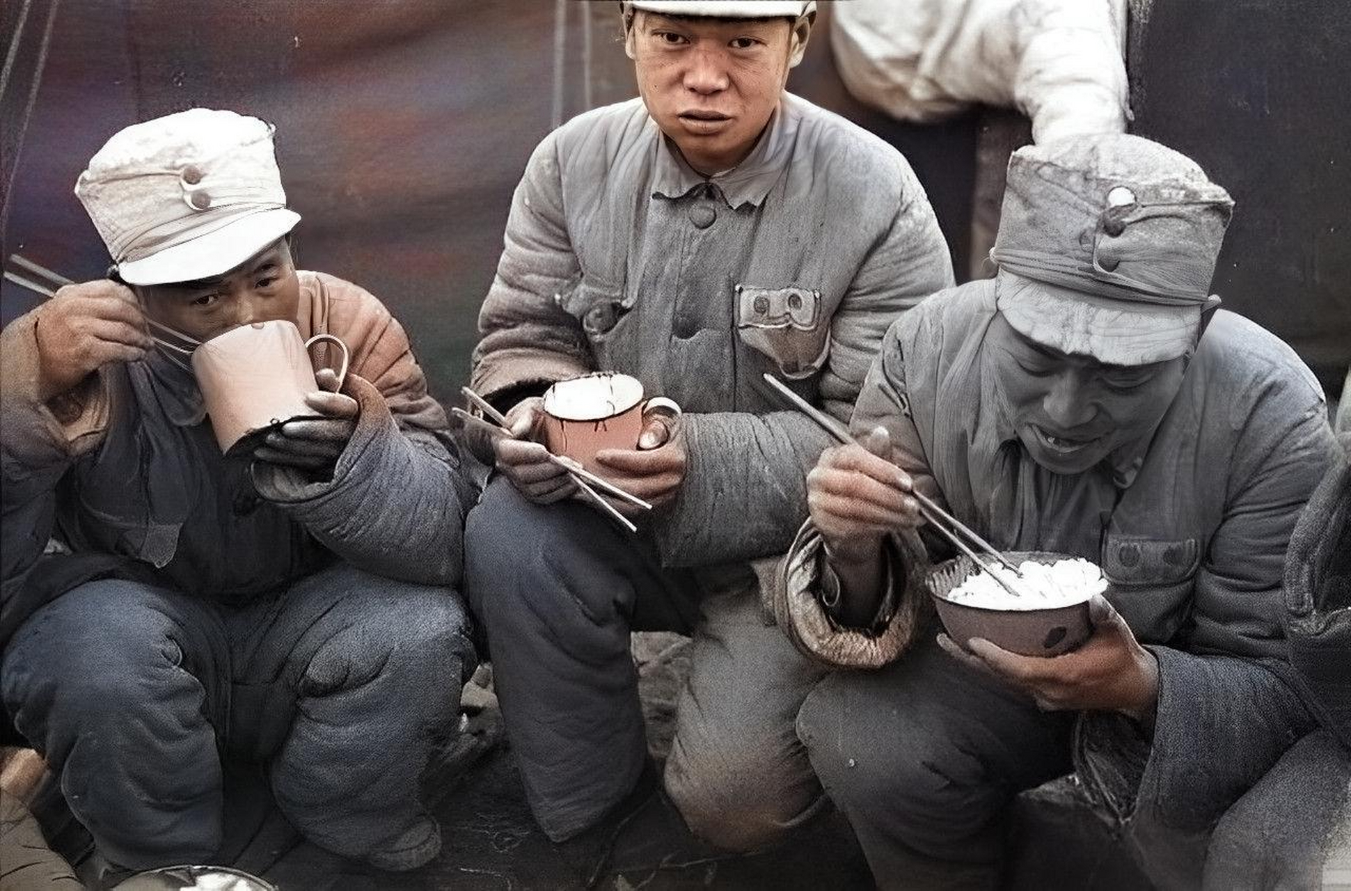 国军军从1947年到1959年,使用中山装立领,如下图所示!