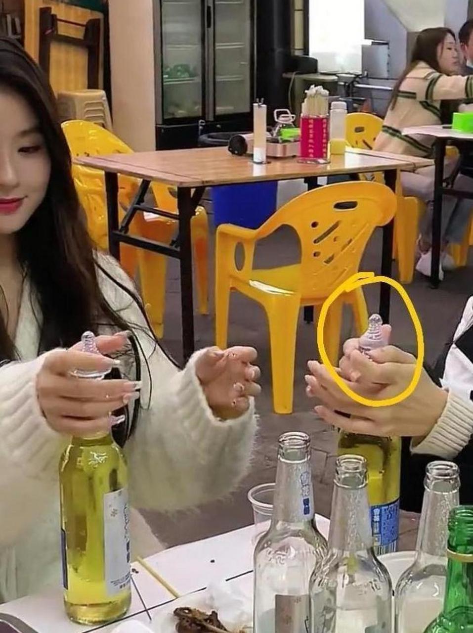 网友:第一次见这种奇奇怪怪的喝酒方式 #趣图搞笑