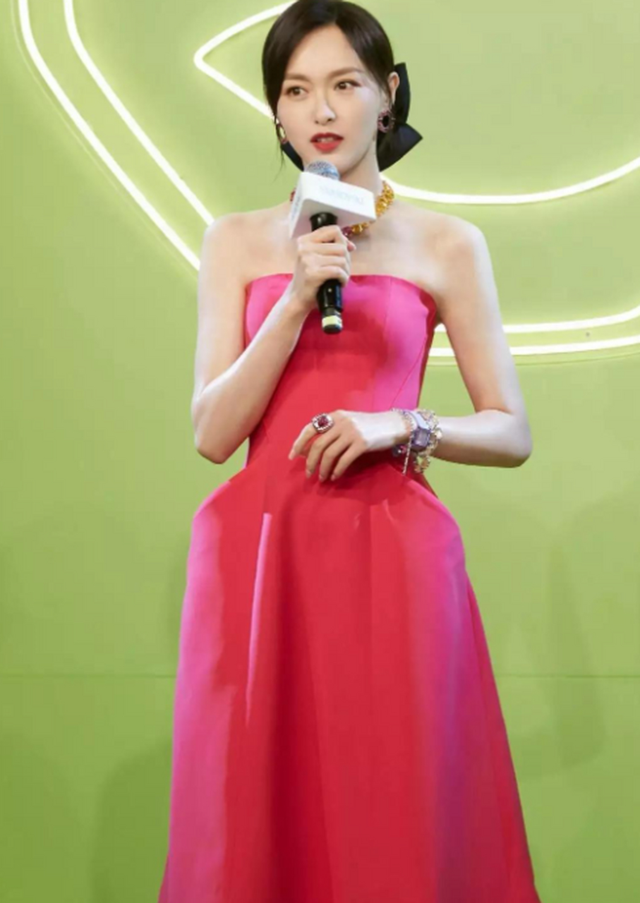 唐嫣出席活动美得招摇,玫红抹胸裙秀出"撩人"曲线,真让人心动