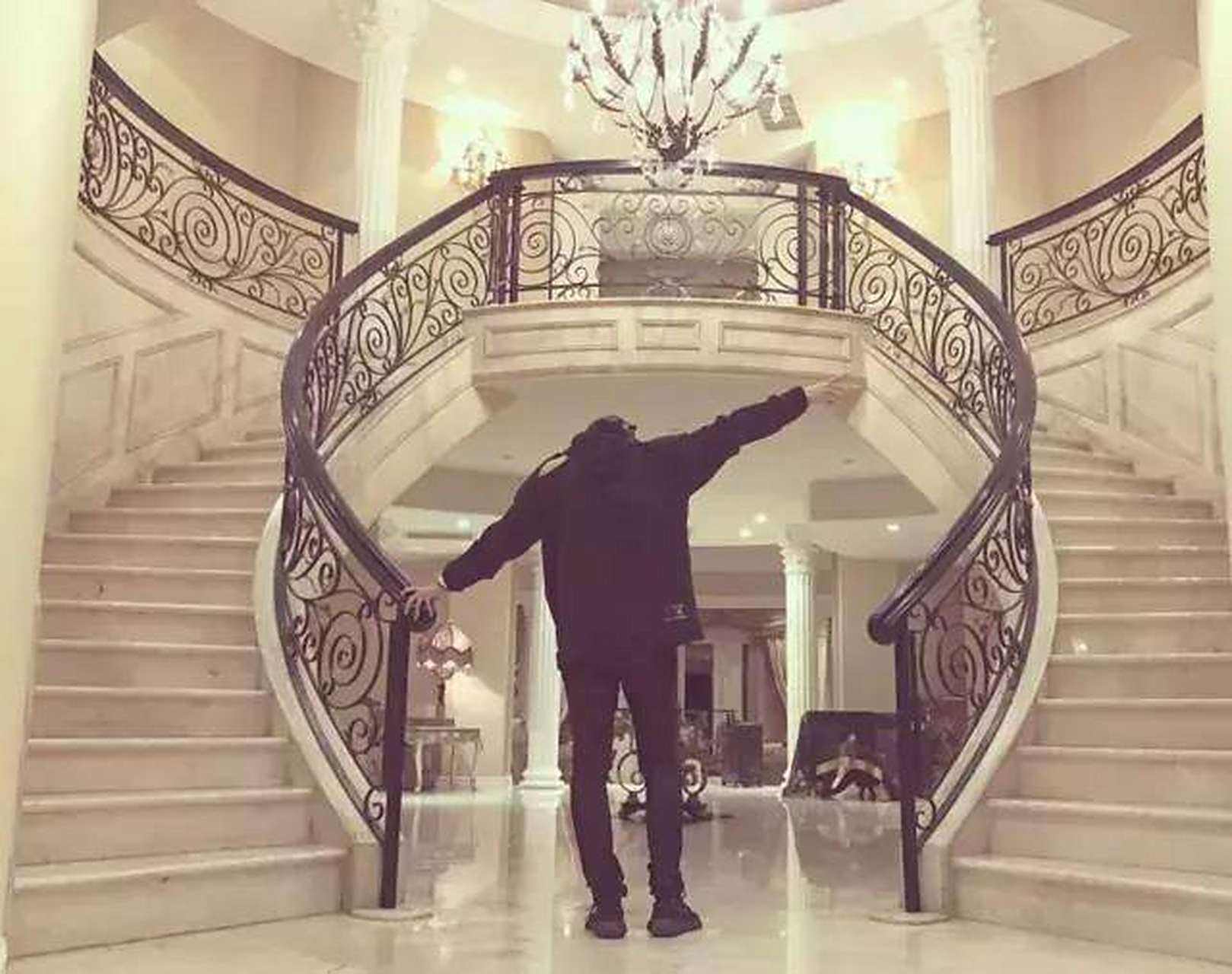 黄子韬的家里看起来还是非常的奢华的,房间里还有楼梯,有点像电视剧里