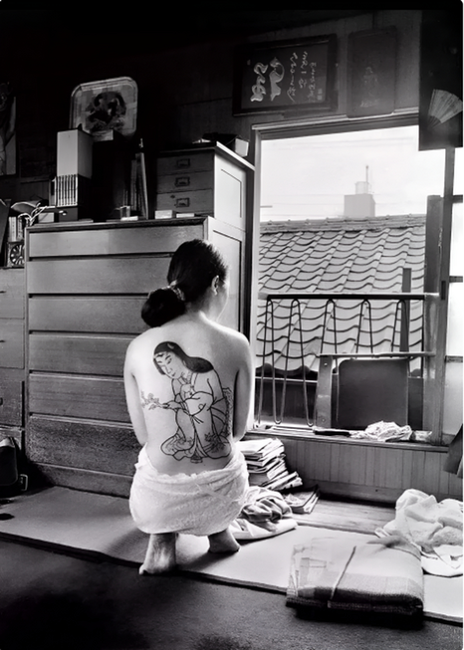 这是一张20世纪60年代在日本拍摄的年轻女孩纹身的照片