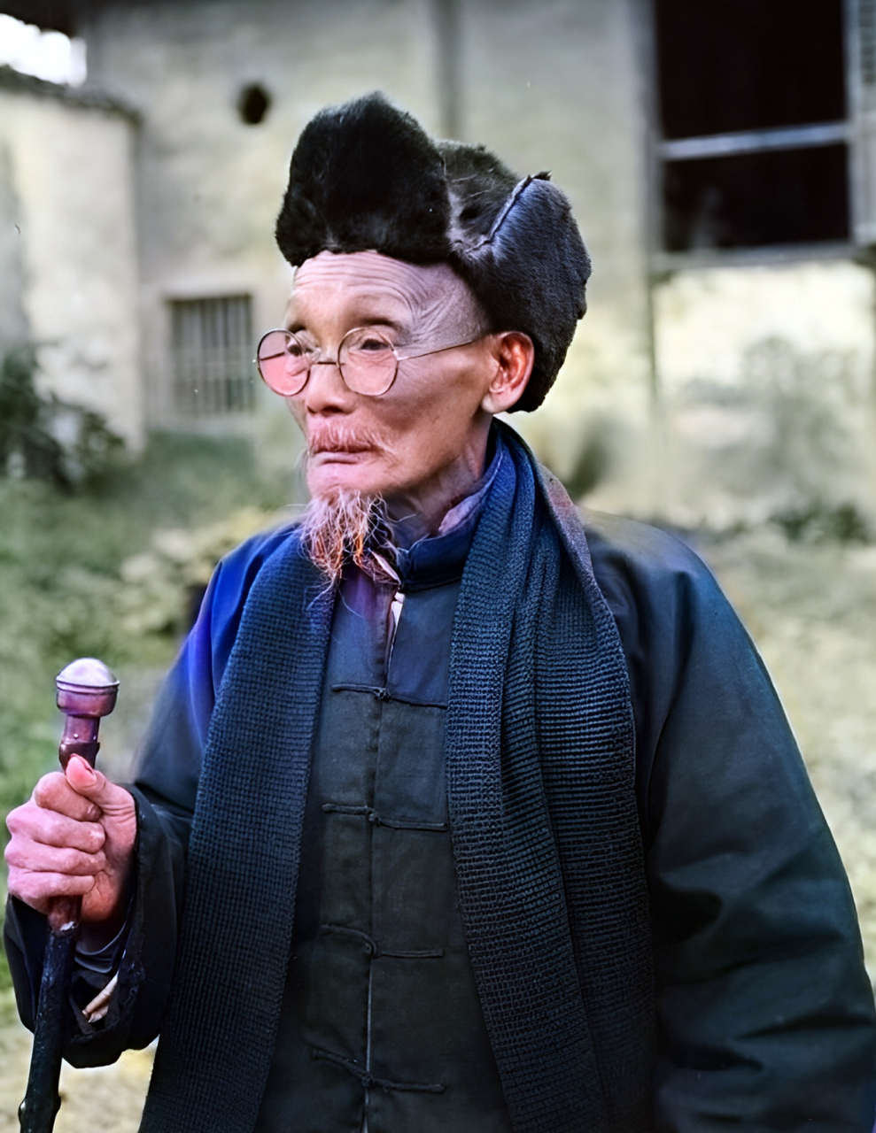 1926年,上海,一位白胡子老人头戴瓜皮帽,穿棉长袍,套马褂,脚上穿着