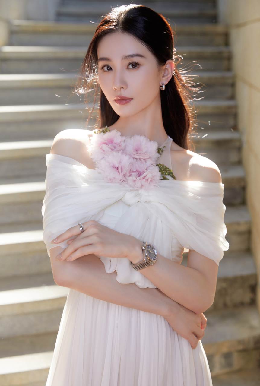 刘诗诗身穿飘逸薄纱白色连衣裙,打造惊艳造型