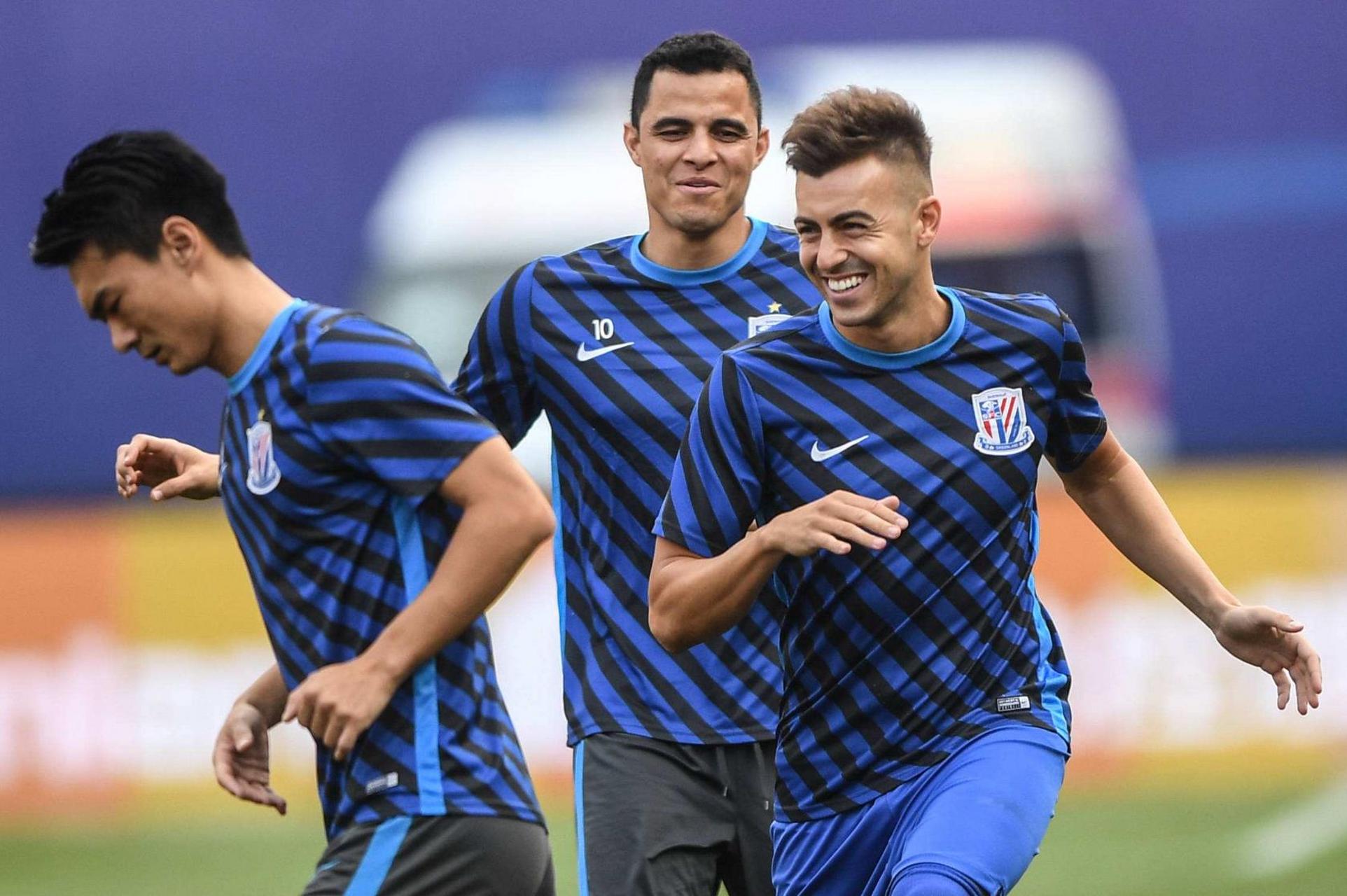 国际知名裁判王学智对莫雷诺从张源身上迈过去十分不满,他到底怎么说?