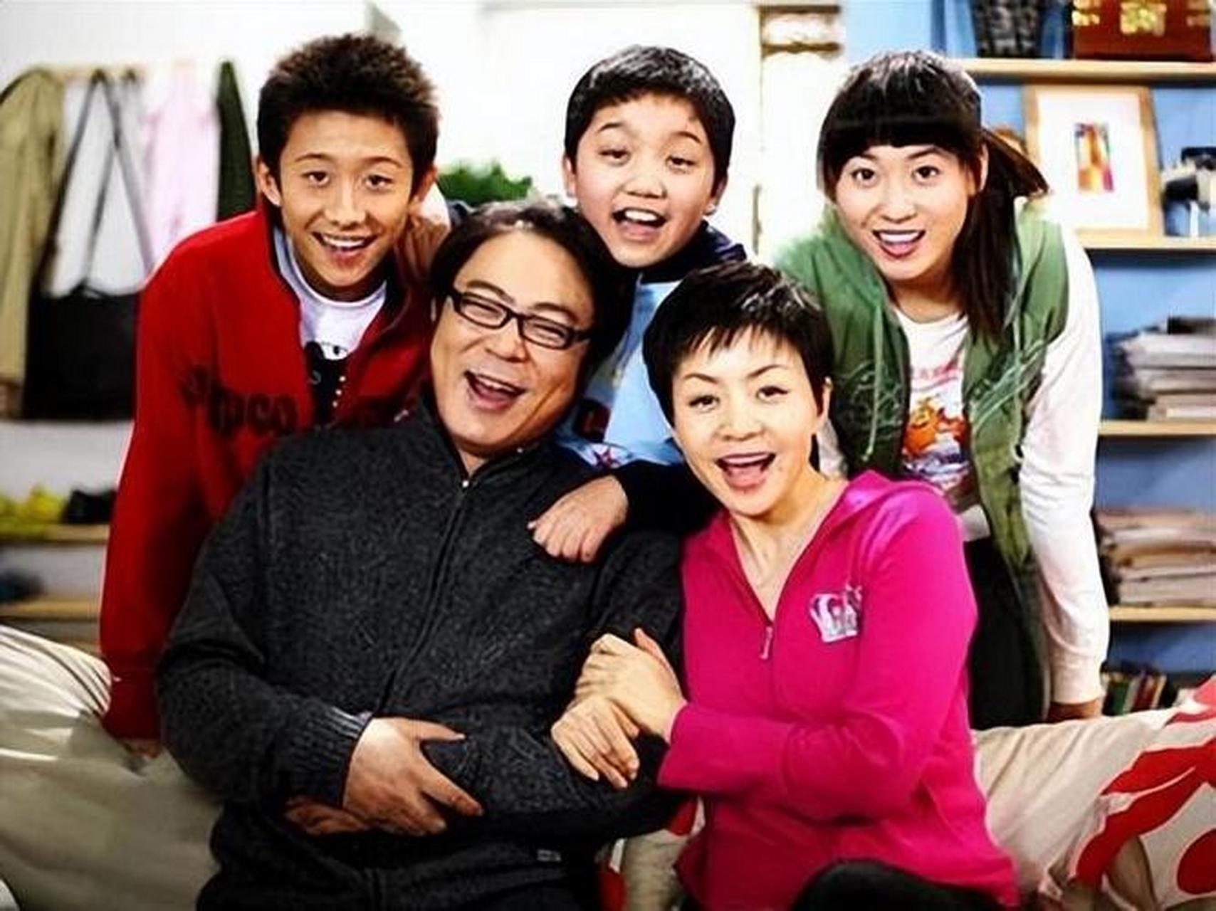 《家有儿女》是一部备受喜爱的家庭情景喜剧,自1998年开播以来,就一直