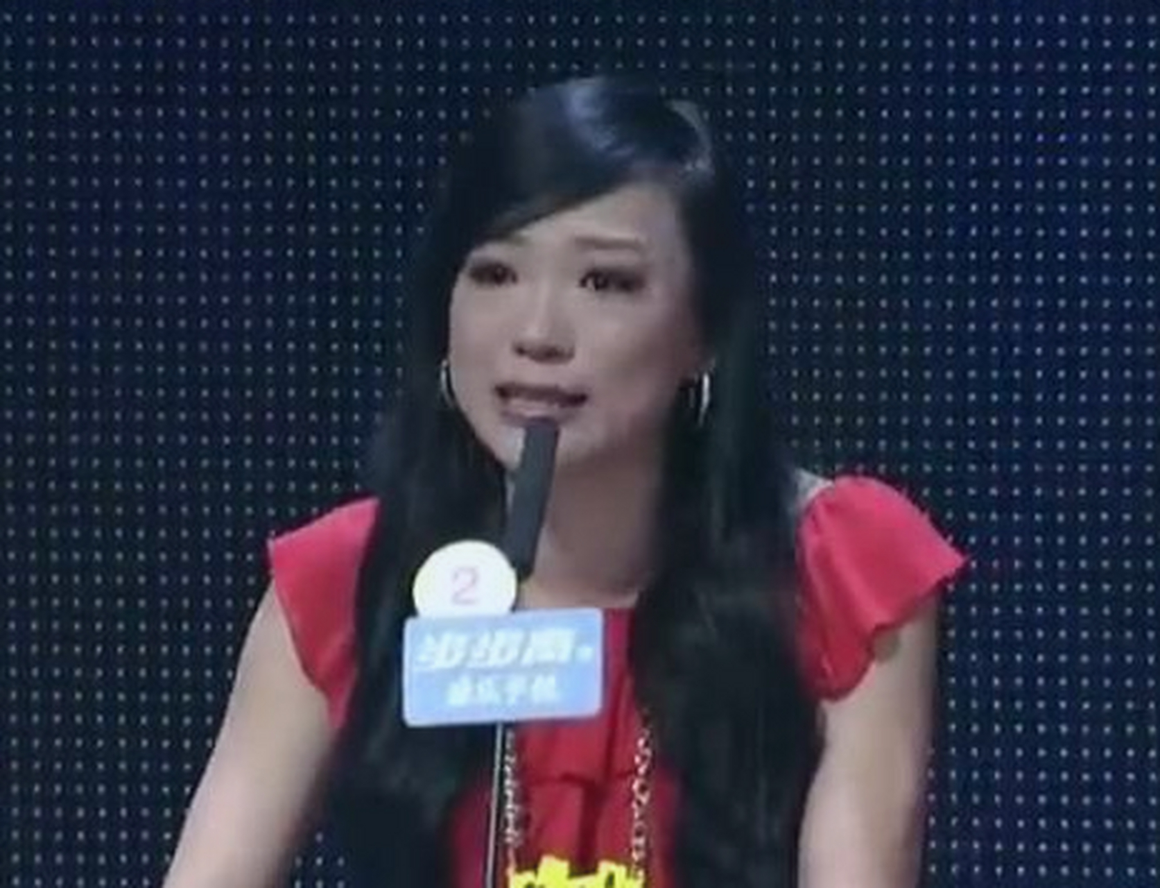 2011年,一位名为王佳的高知女性,出现在《非诚勿扰》的节目现场,立即
