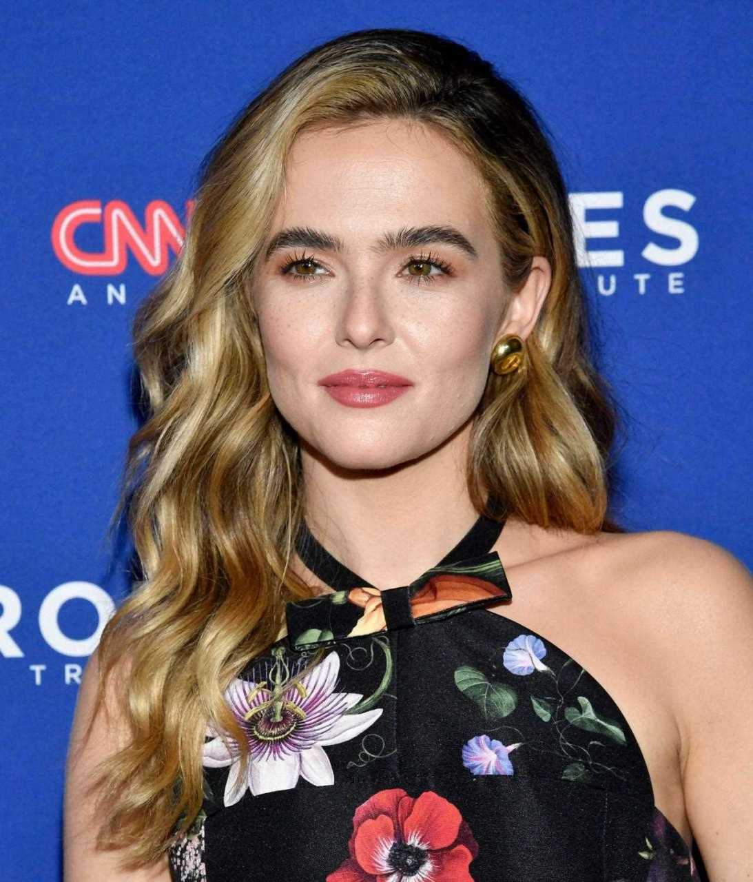 佐伊·达奇"兜颈花卉"小黑裙,惊艳年终全明星红毯秀.