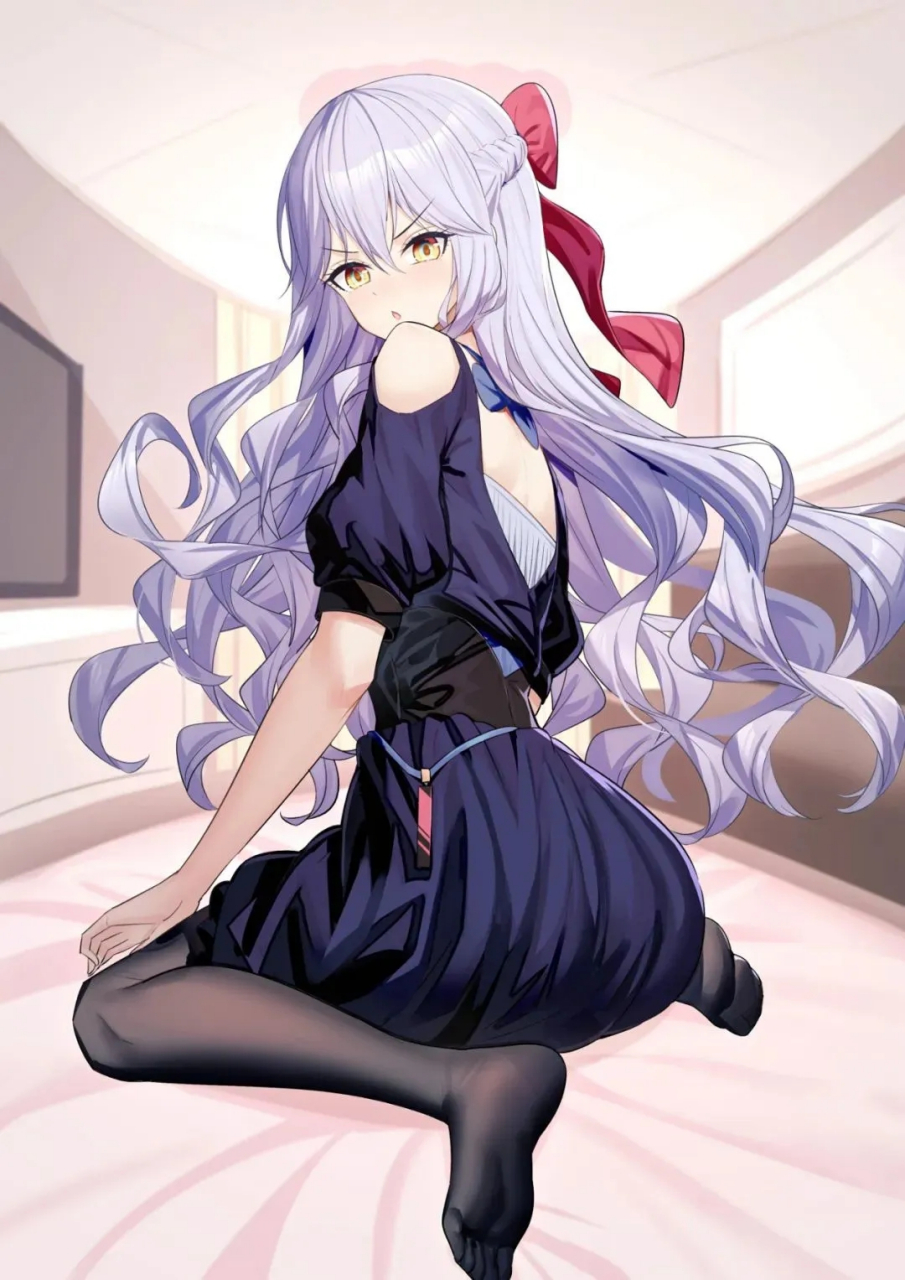 身穿黑色连衣裙的女孩跪在地上#二次元美图