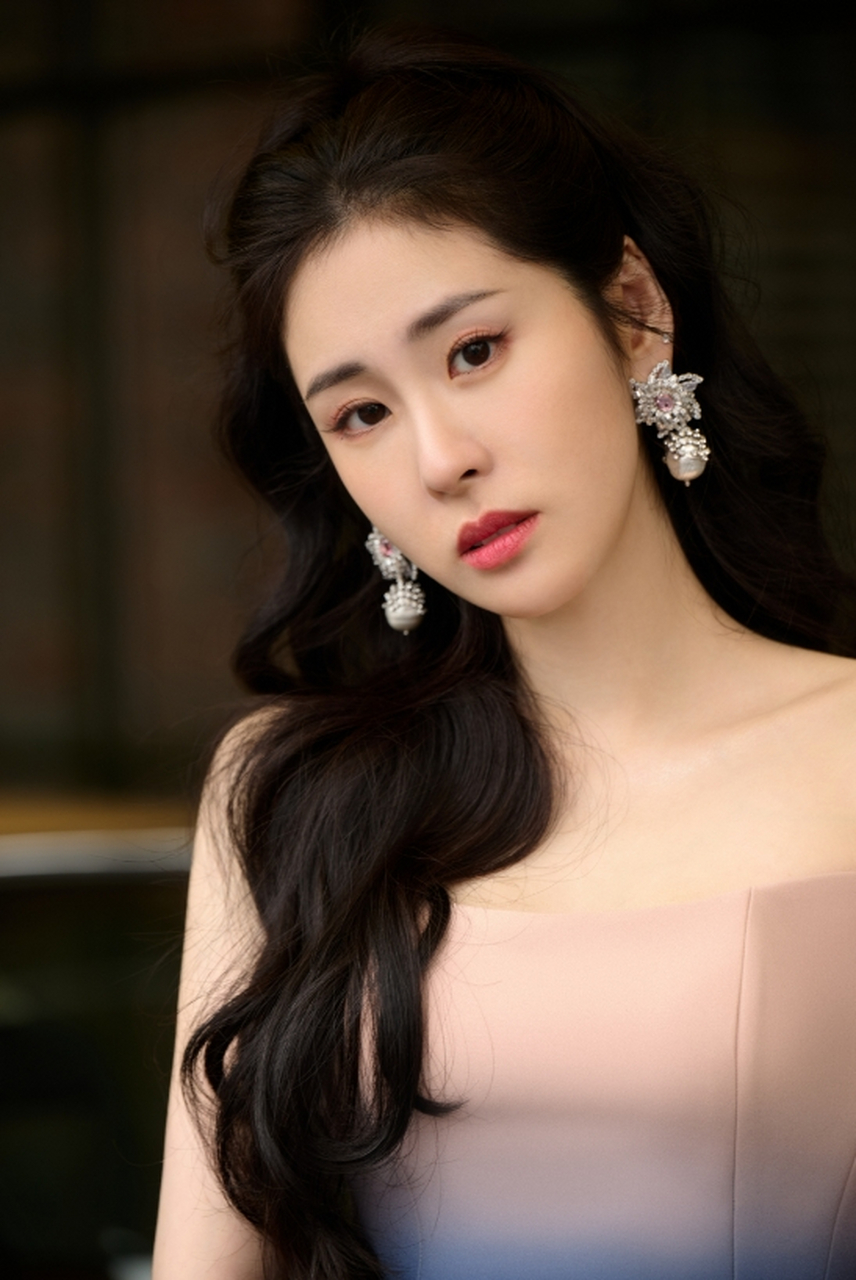 亭亭玉立,美撼凡尘的#张碧晨# 一袭蓝粉色渐变开叉长裙,雪肤玉貌,浅黛