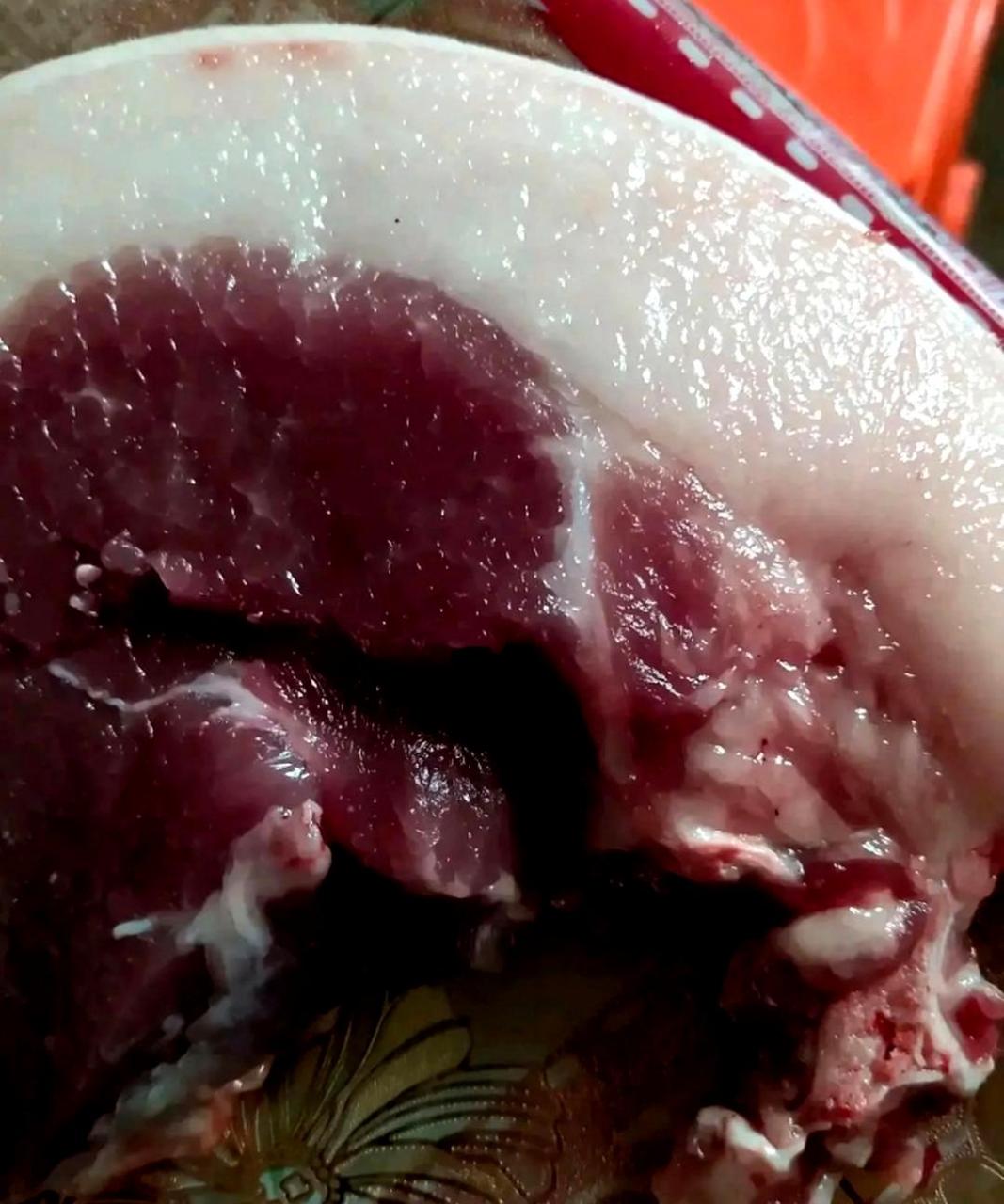 我老公买回来的猪肉颜色很深,不知道是不是死猪肉.