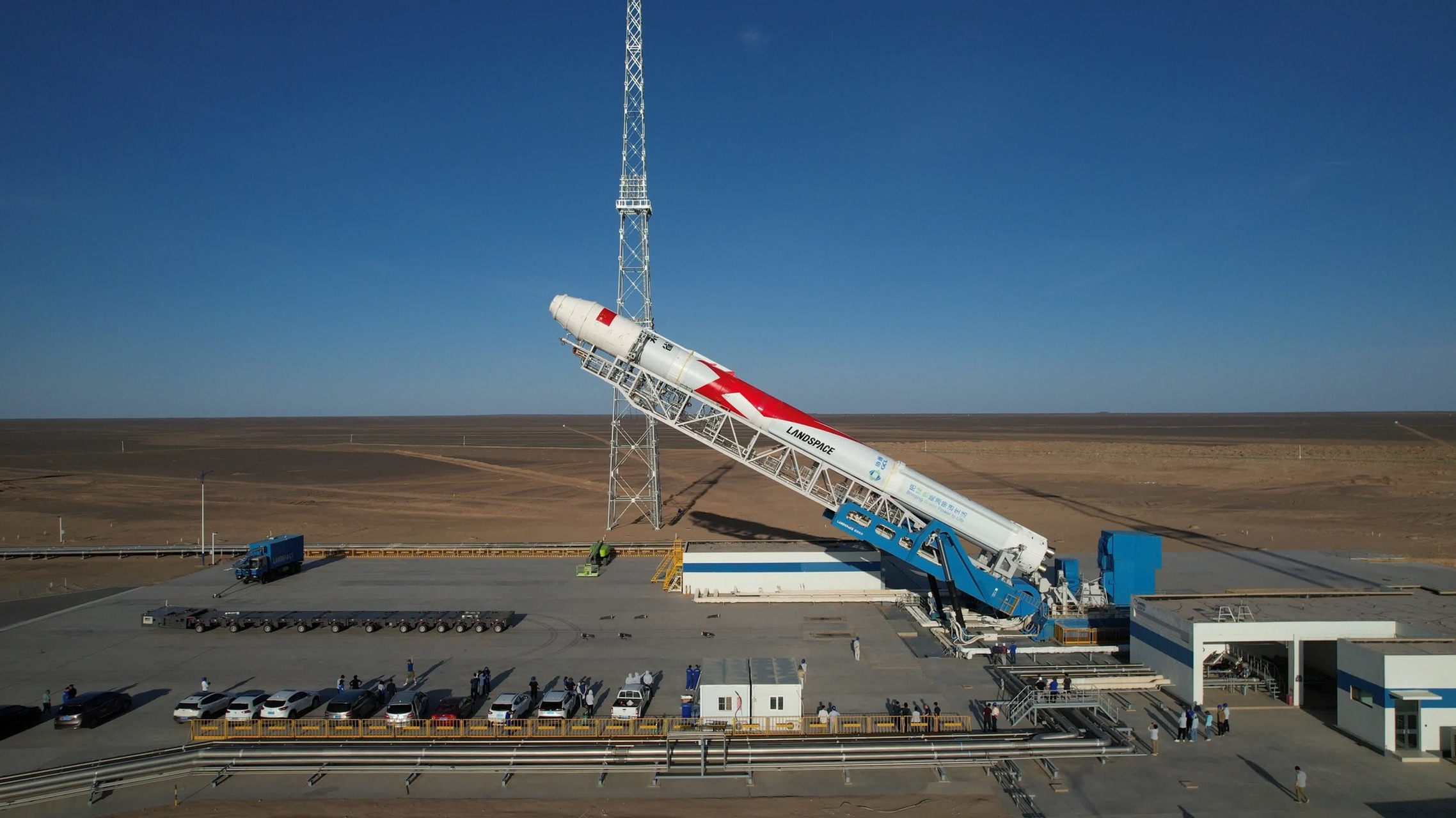 朱雀二号火箭总长度为49.5米,直径为3.35米,起飞推力为268吨.