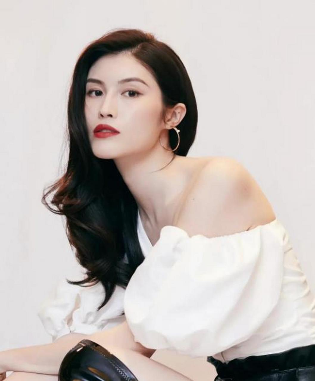 何穗白色露肩上衣搭配黑色皮裤显得又酷又美,不愧是国际超模!