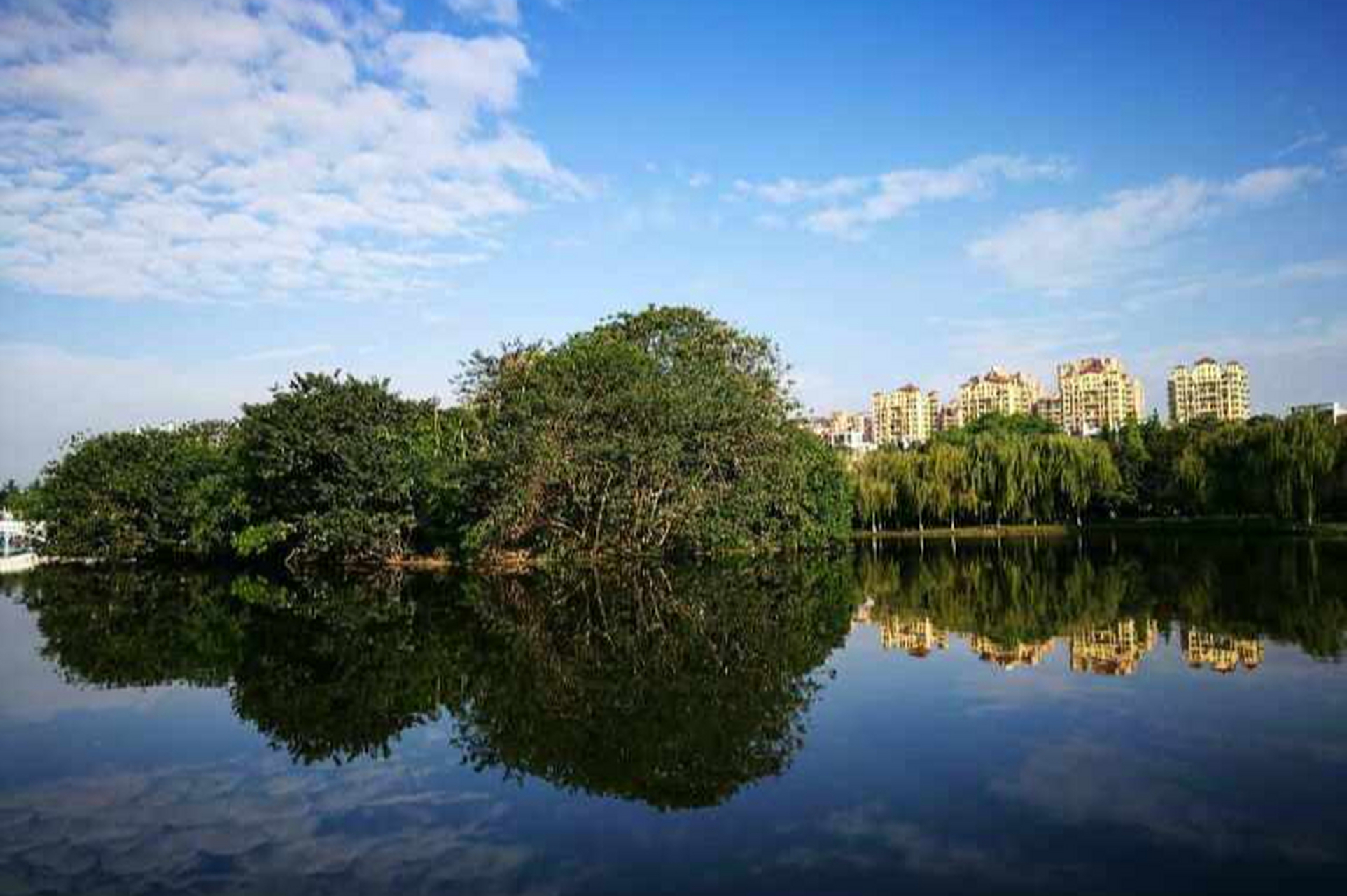 金雁湖公園,位於廣漢雒城鎮北門外,鴨子河畔,佔地近千畝,水面兩百餘畝