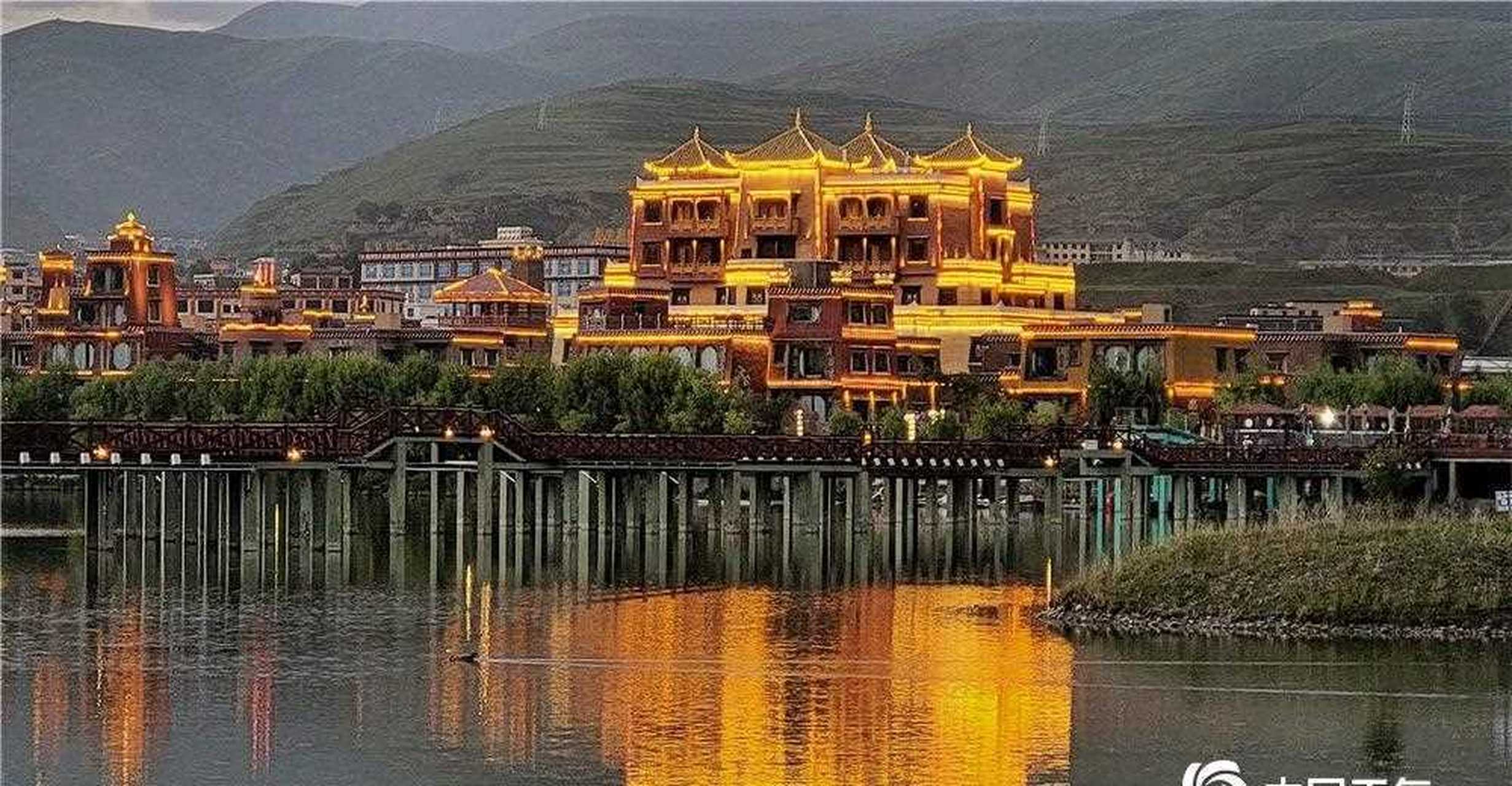 四川甘孜:暮色下的格萨尔王城神秘而梦幻】格萨尔王城位于四川省甘孜