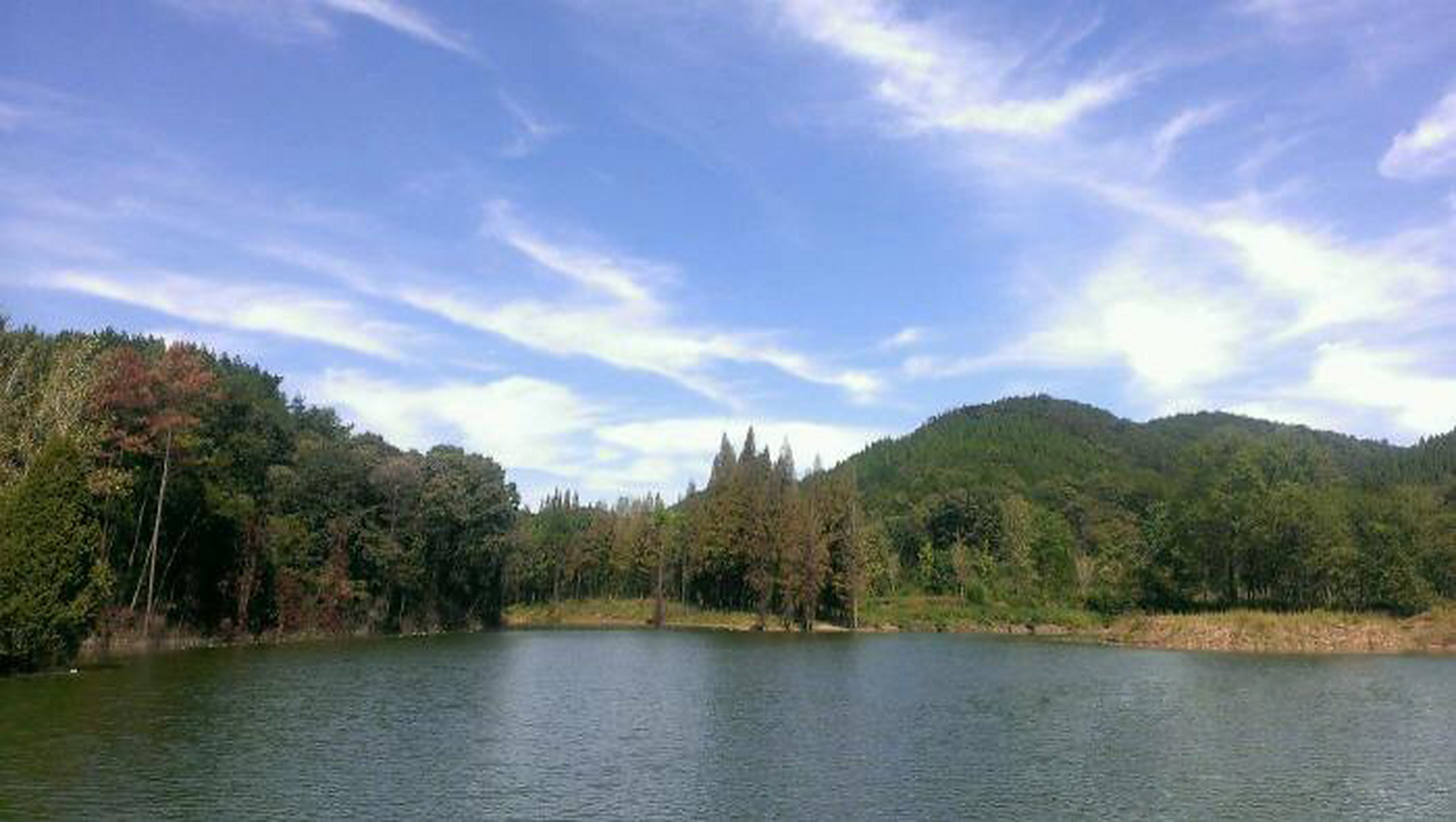 七里山,东接古隆中,西通武当山,北倚承恩寺,南靠水镜庄.