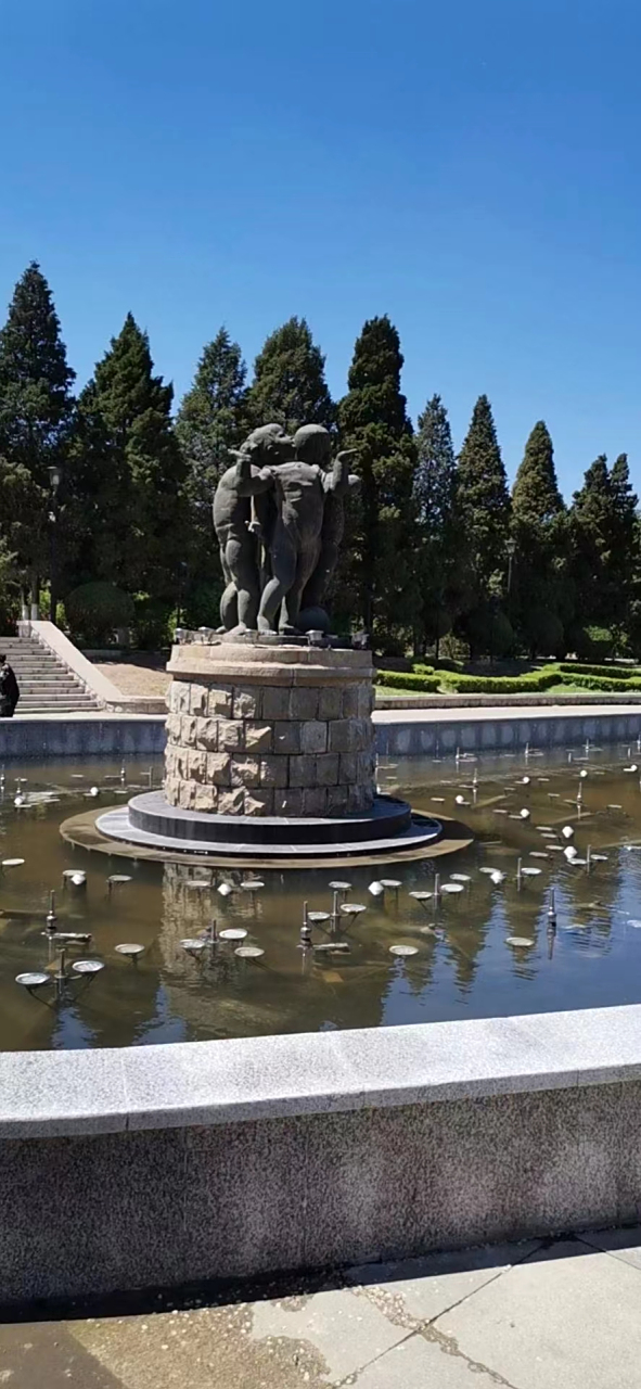 六一儿童节快到了,忽然就想起了沈阳中山公园里的娃娃喷泉雕像,这可是