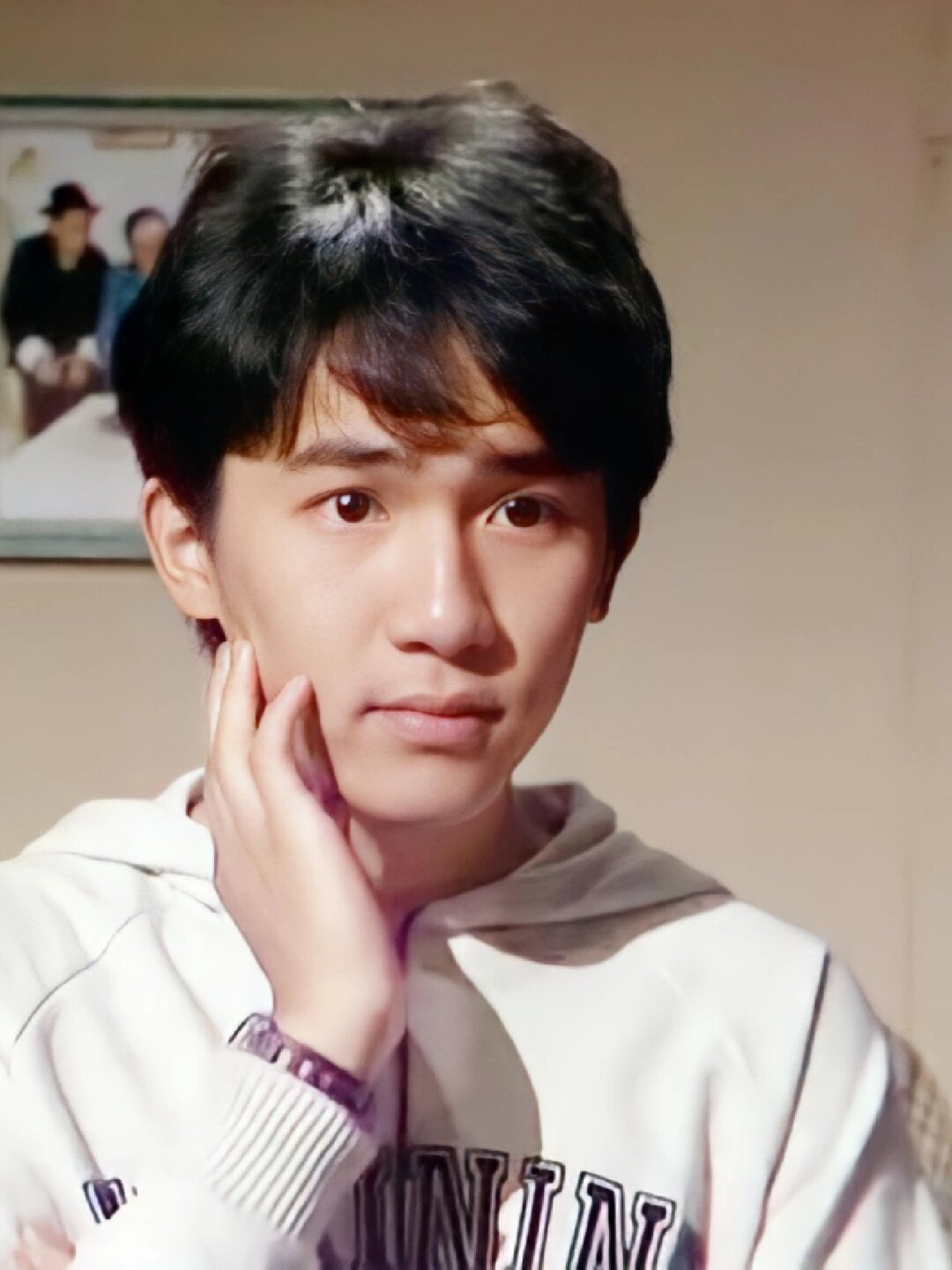从售货员到多届影帝 不老男神梁朝伟有多帅