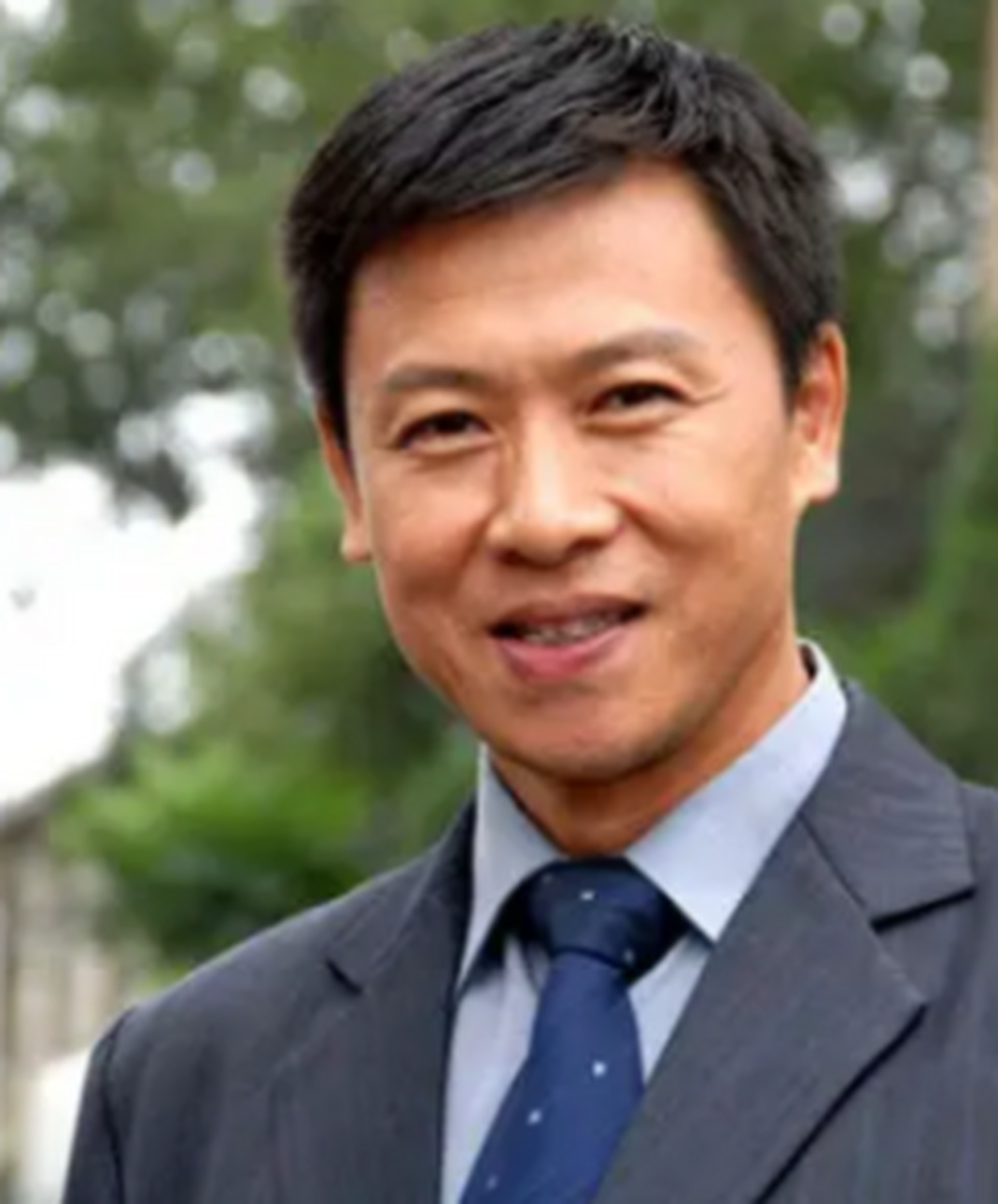 当年,胡亚捷凭借着《便衣警察》红极一时,新戏杀青后,他回到家,家里乱