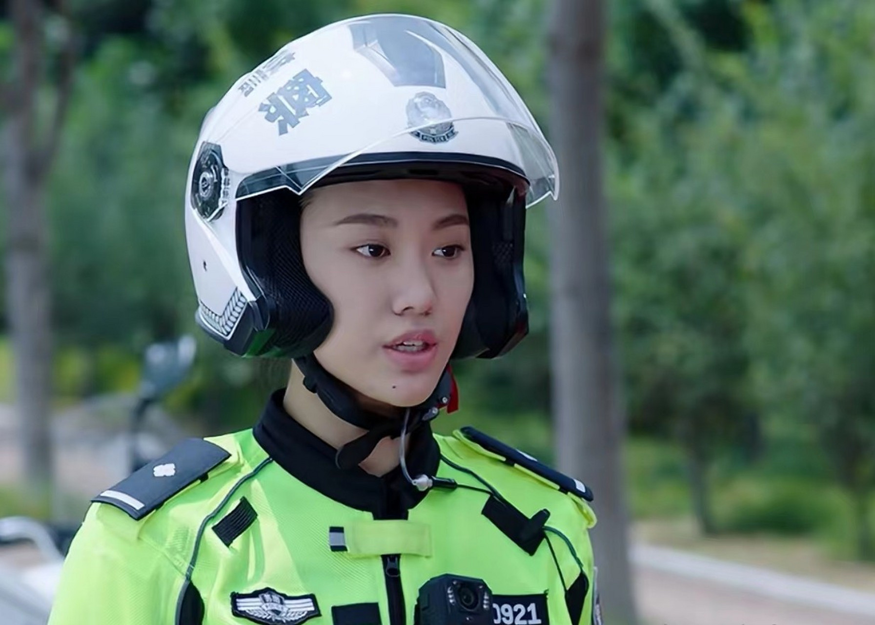 《卧底警花》勉强看了三集,还是决定弃剧不看了,原因很简单,一是剧情