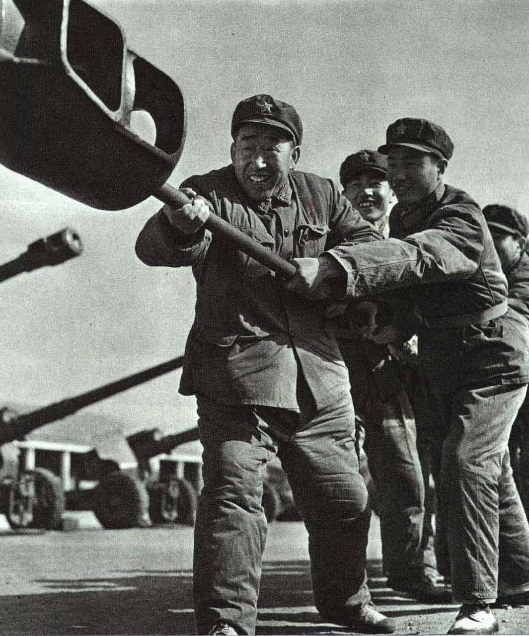 1976年8月郅顺义和战士一起擦拭武器 1976年8月人民