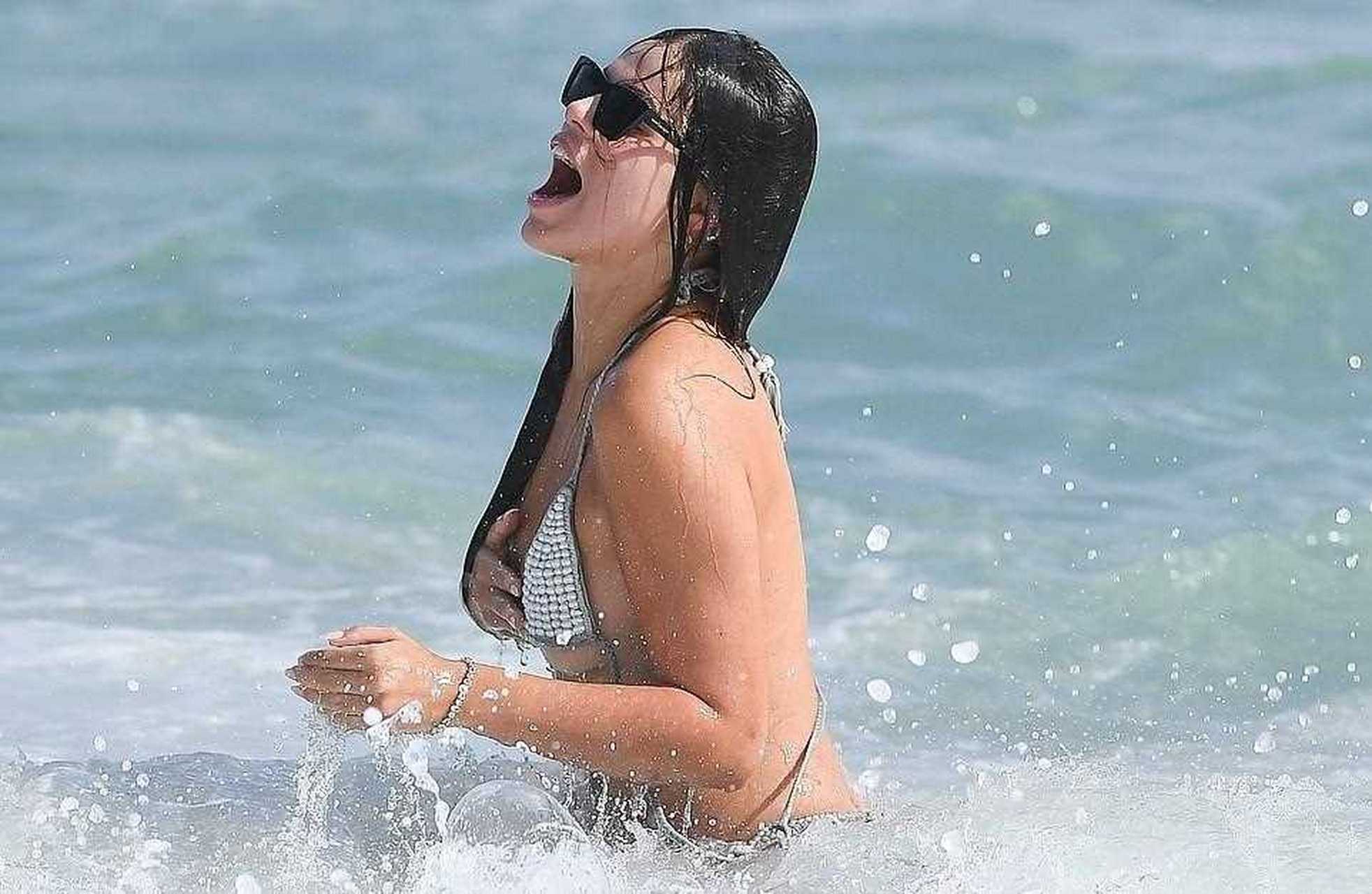 体育画报泳装模特布鲁克斯·纳德 (brooks nader) 在阳光明媚的迈阿密