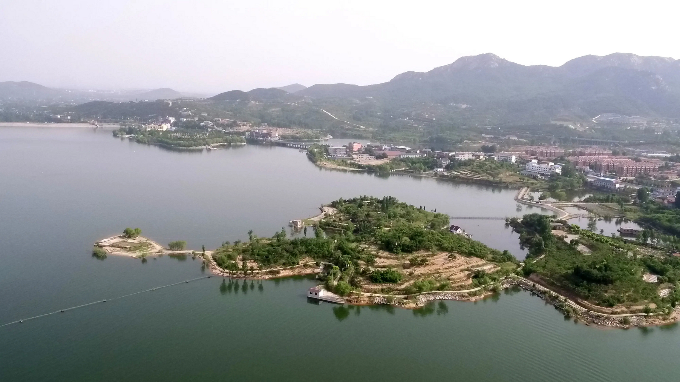 菜芜雪野湖风景区总面积223平方公里,是国家级水利风景区,国家级旅游