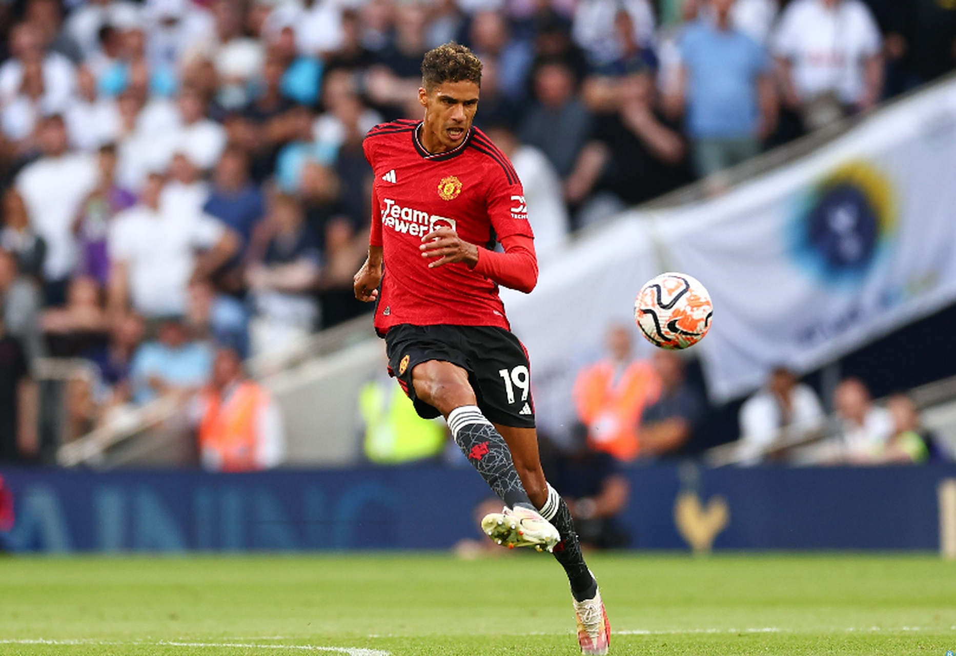 由于在对阵诺丁汉森林的比赛中伤缺,瓦拉内可能伤缺六周,这也是曼联