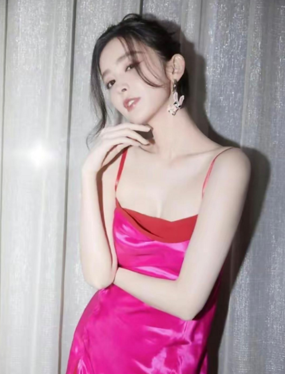 古力娜扎出席活动,一袭低胸装扮引关注,网友:不愧是美女主角.