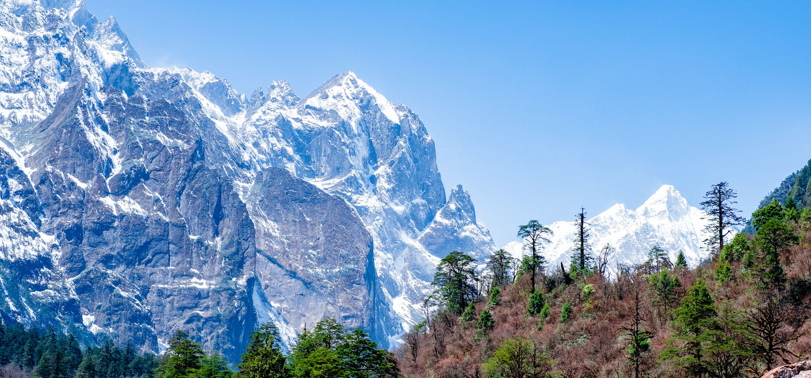 除此之外,泸定还有一处小众景区名叫燕子沟,这里充满了藏式风情,该处