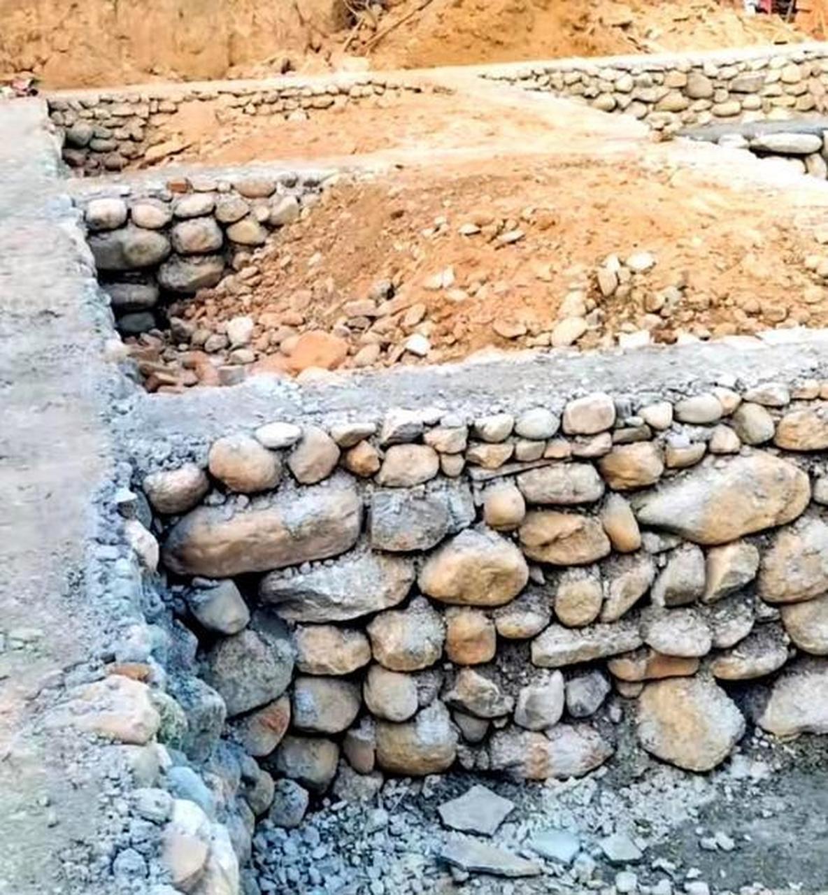 像这样用石头垒地基,你们说真的牢靠吗?