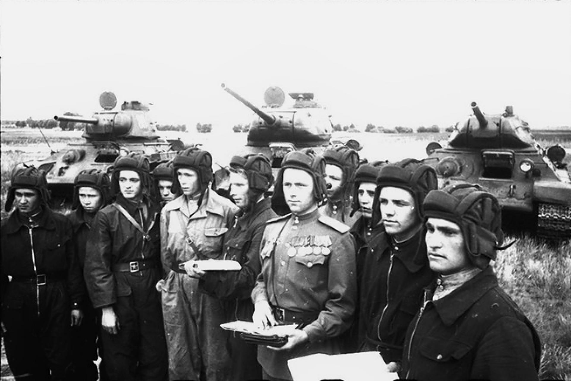 1945年,苏军装甲兵聚集在坦克前参加会议.