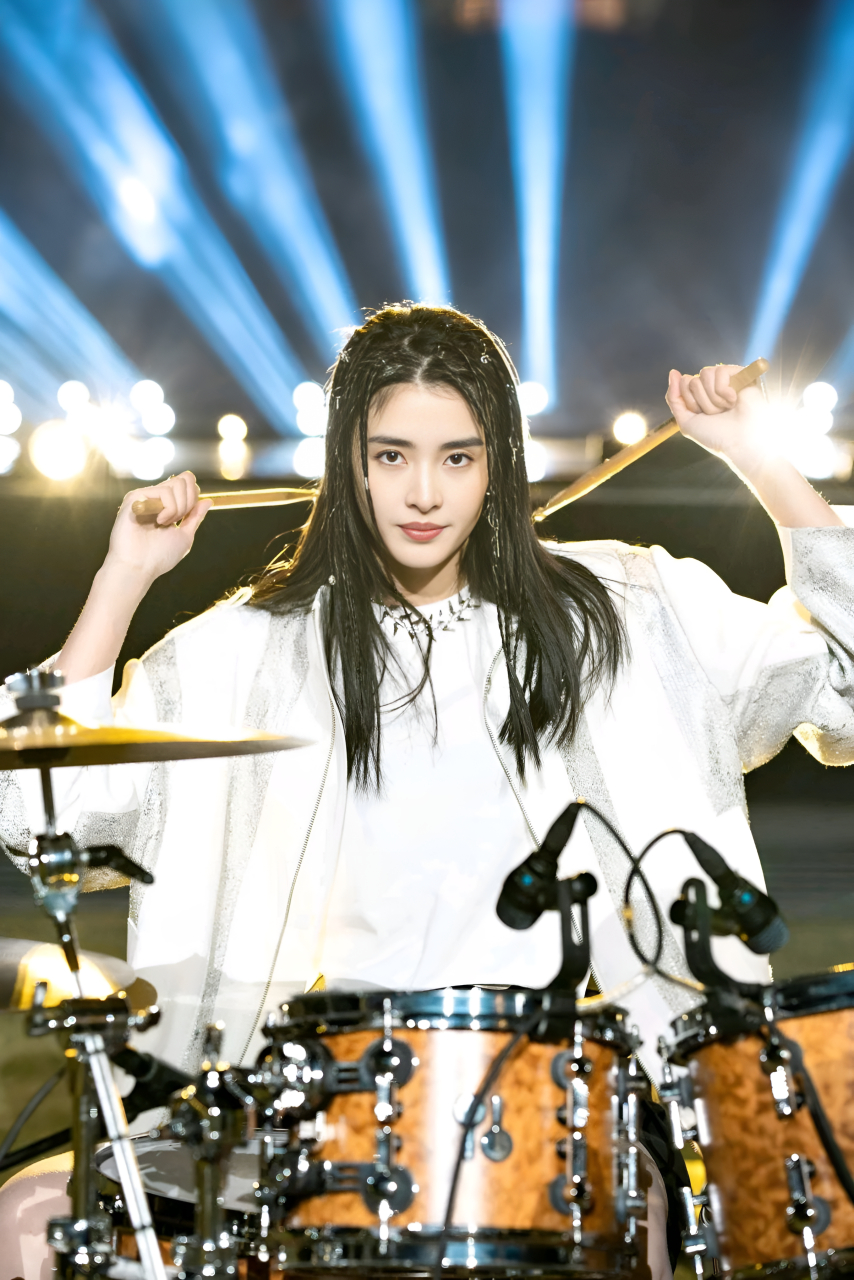 女足国手赵丽娜在跨年演唱会上与歌坛前歌手田震合作歌曲《彩虹彩虹