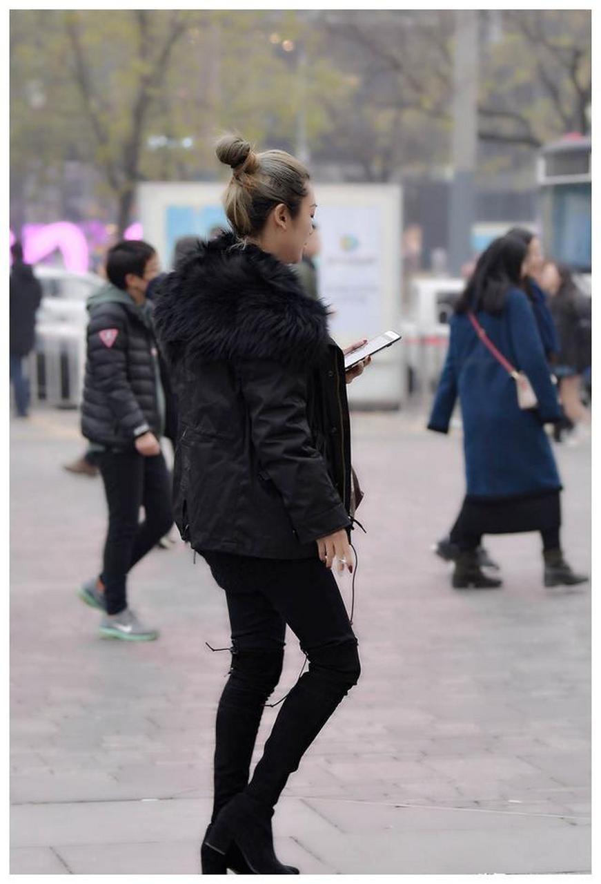 黑色过膝长靴,修身款式,搭配紧身裤才好看