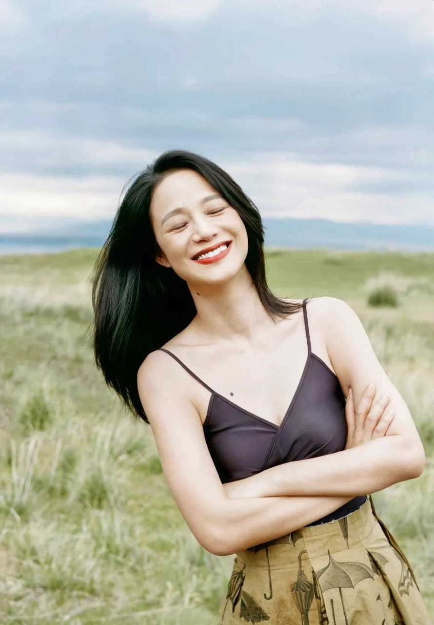 被姜文的老婆周韵惊到了!简单的黑色吊带背心搭配印花伞裙,性感优雅.