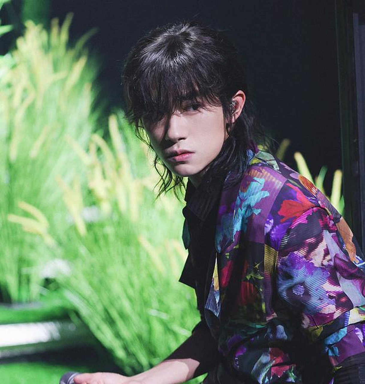 易烊千玺狼尾头花衬衫造型惊艳梦幻 立麦舞台深情吟唱苏感爆棚