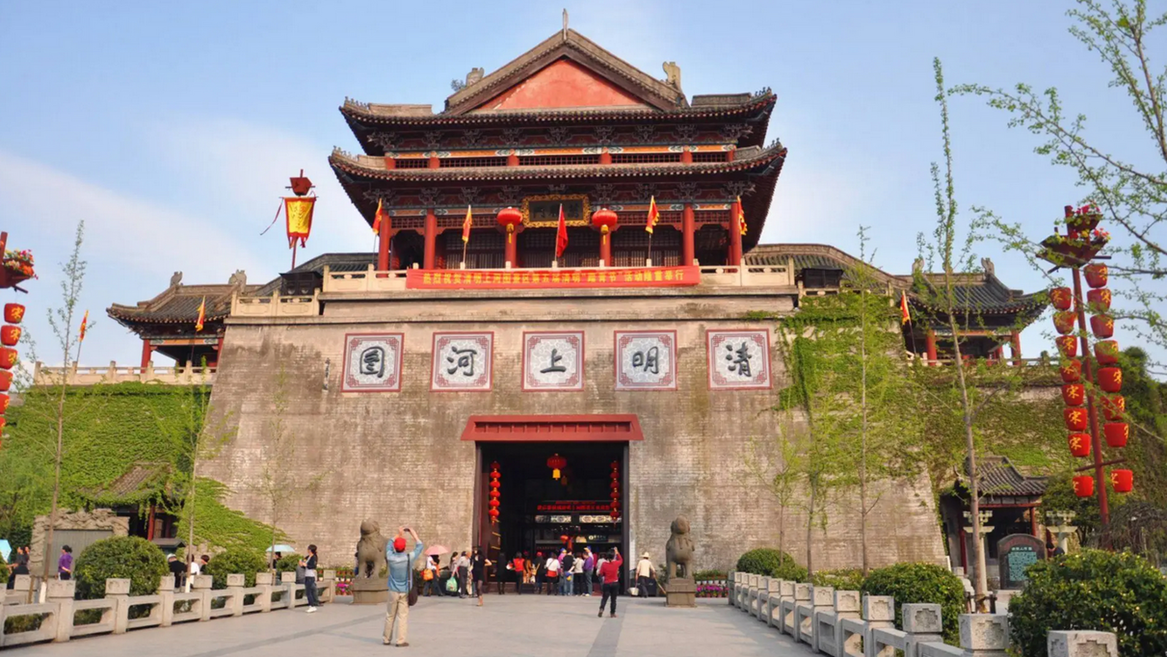 东阳木雕历史悠久,古街古巷精美的木雕作品让人流连忘返.