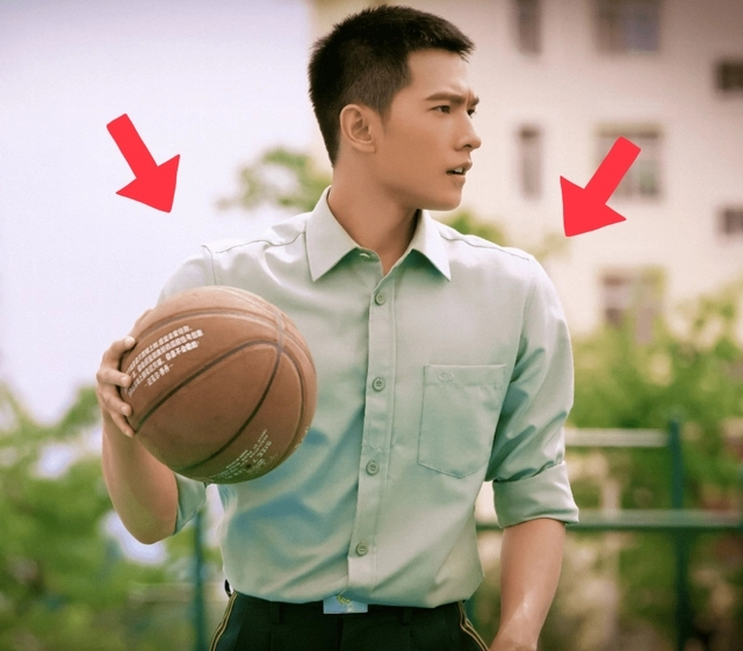 杨洋身材比例就很虐,五五分的身材,使得他明明有一米八,却在合照中不