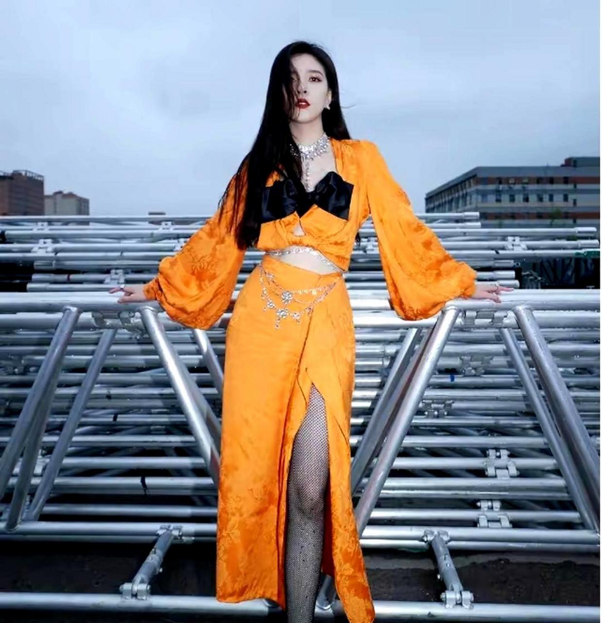 宋妍霏以黑色渔网丝袜搭配黄金礼服,彻底释放自我.