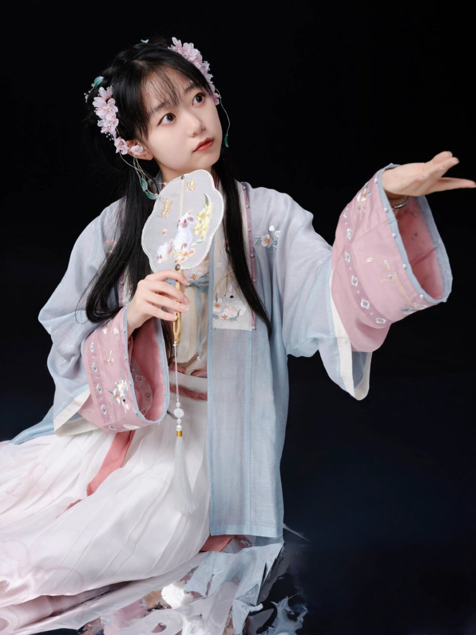 团扇拍照动作  这里有一组古风团扇的动作供大家分享.