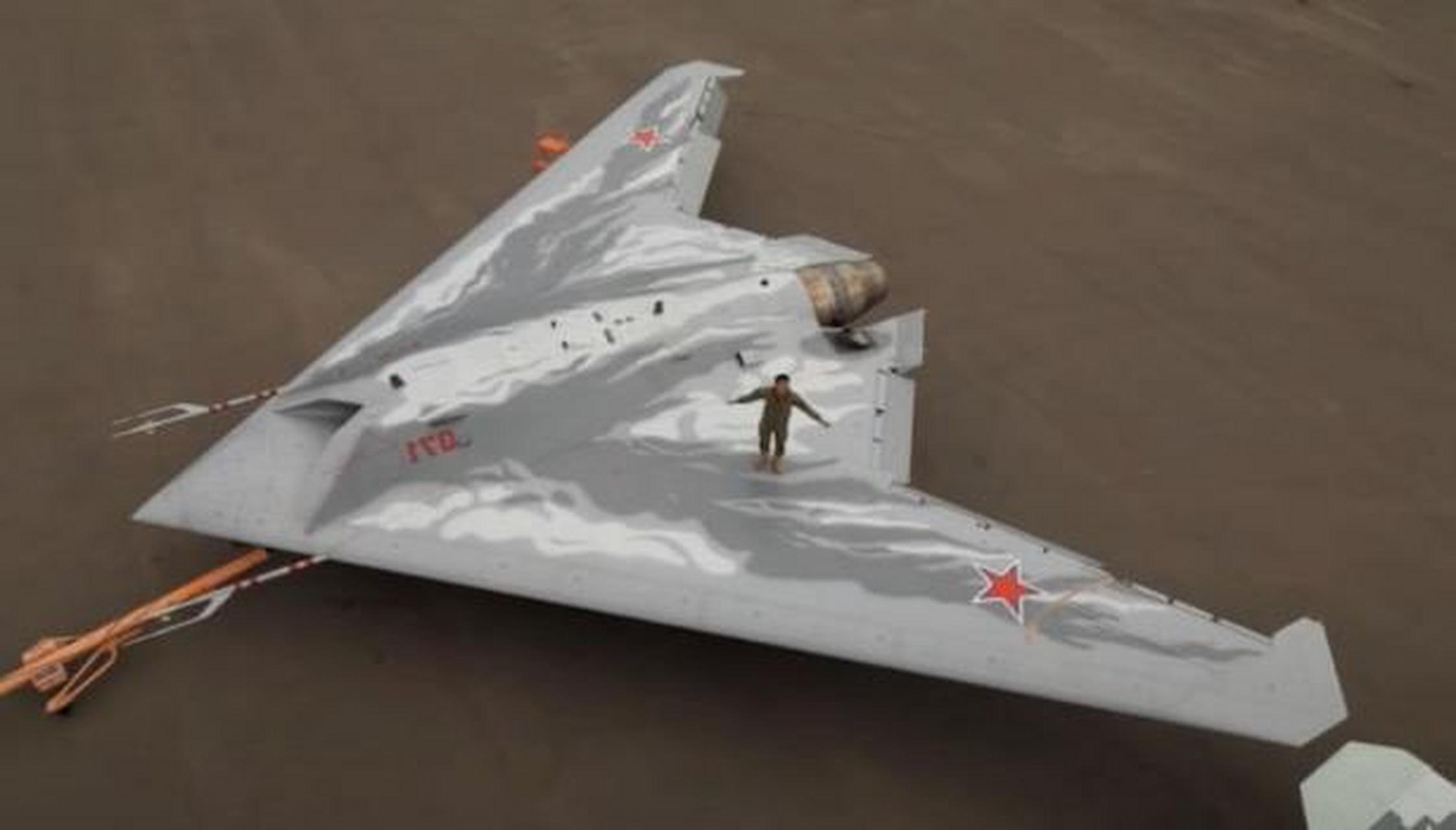 俄直接出动s70猎人号隐身无人机,对着二毛的奥恰克夫军港展开地毯式