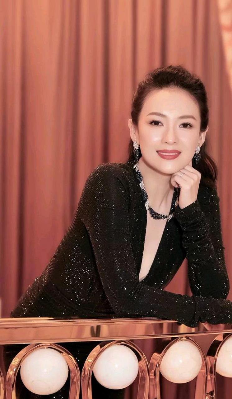 章子怡性感写真,尽显成熟女人魅力,多年之后依然风情无限!