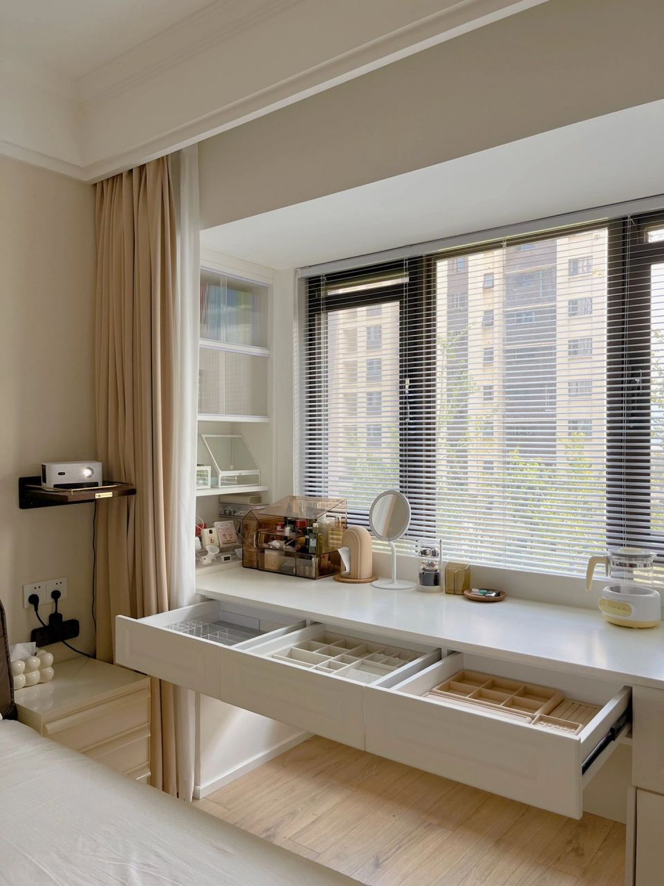 按照尺寸定制成抽屉,收纳化妆品文具啥的,可以当化妆桌,也可以当书桌