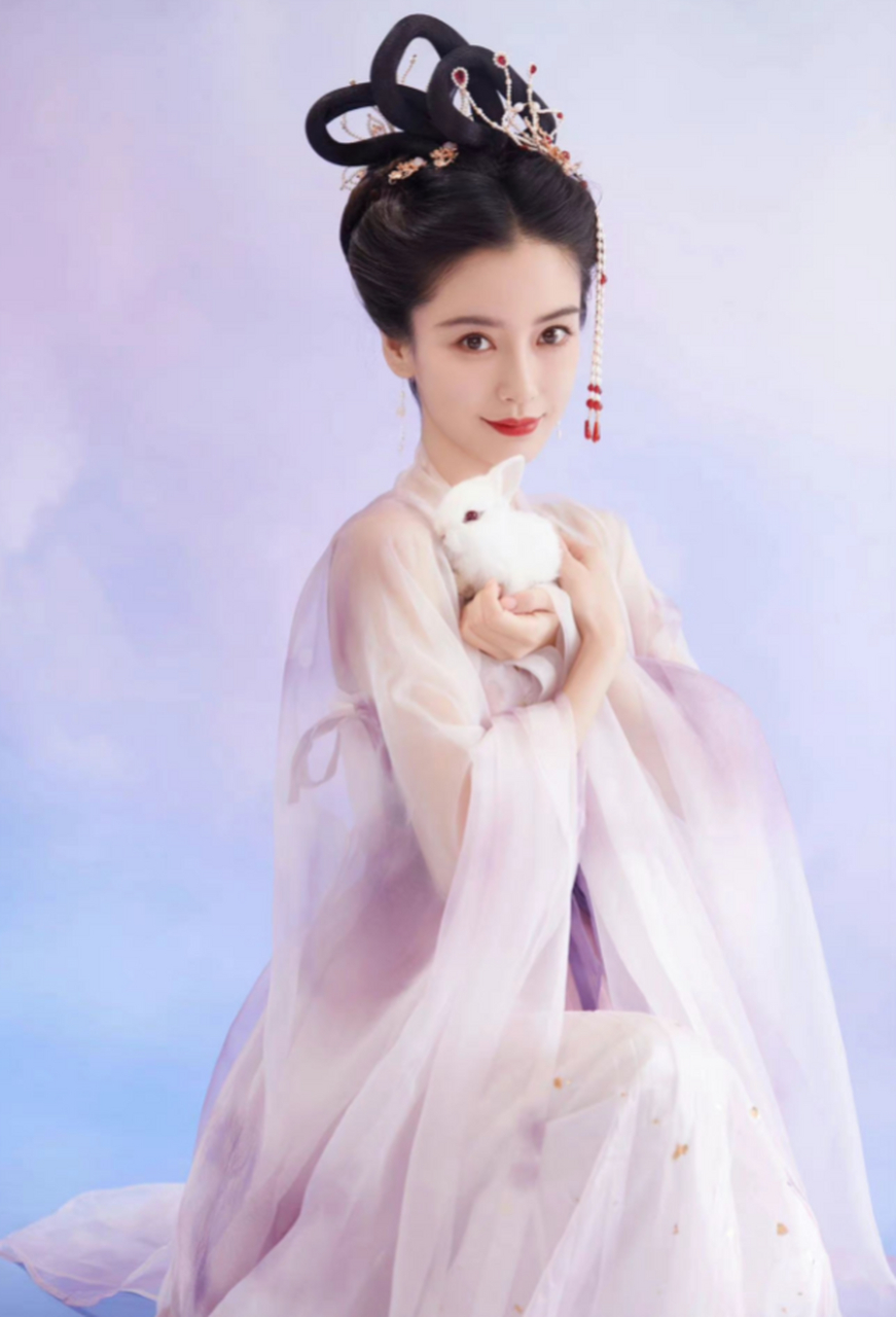 angelababy嫦娥造型扮相,纱裙袅袅,仙气飘飘,这谁看了不说句真美呢