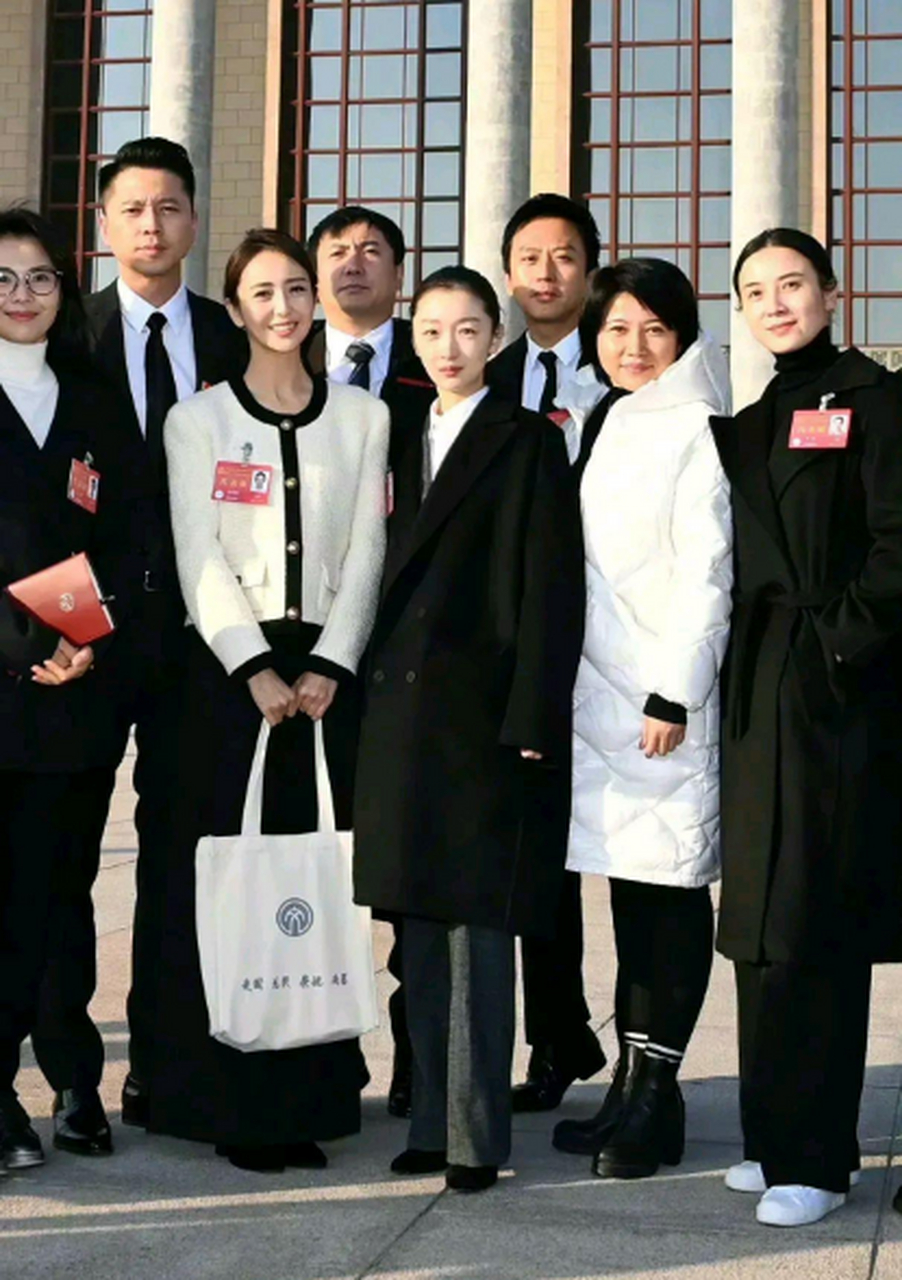 周冬雨竟然在c位,是不是哥哥姐姐看你年纪小让着你啊~.