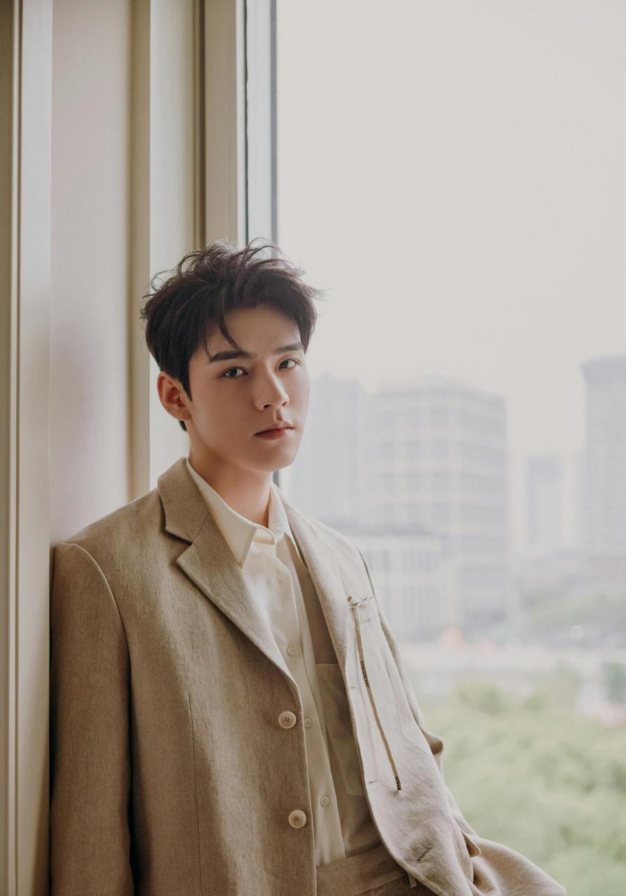 龚俊素色西装#龚俊今天直播一组素色西装照赏析,素色点缀,翩翩公子.