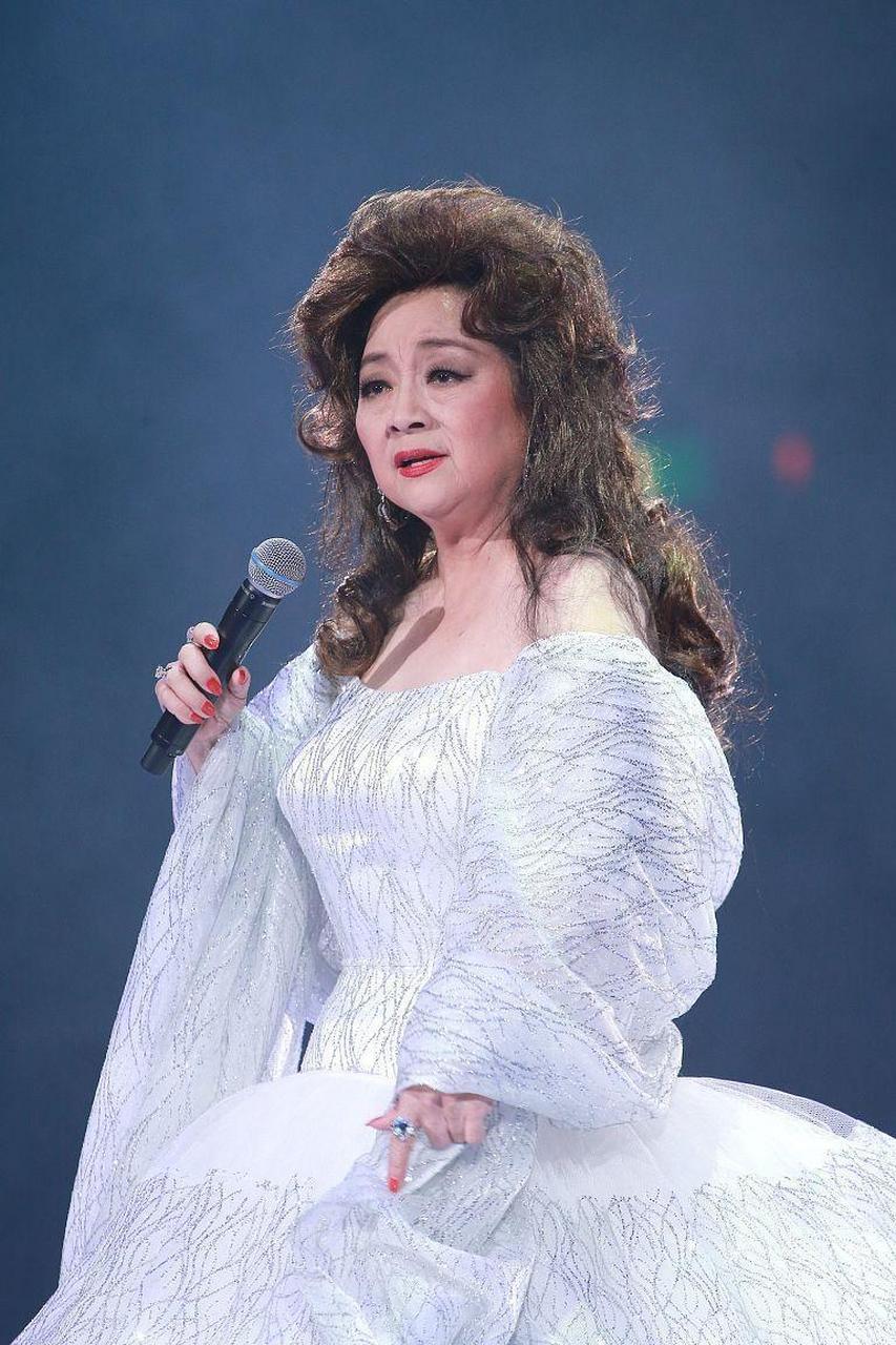 "徐晓枫听得脸色一冷,旁边的赌徒却不知如何说,你是大明星,很有钱,有