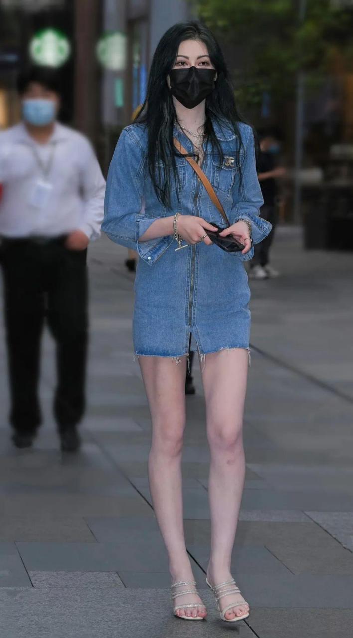 穿牛仔短裙搭配高跟凉鞋尽显长腿玉足的时尚女生