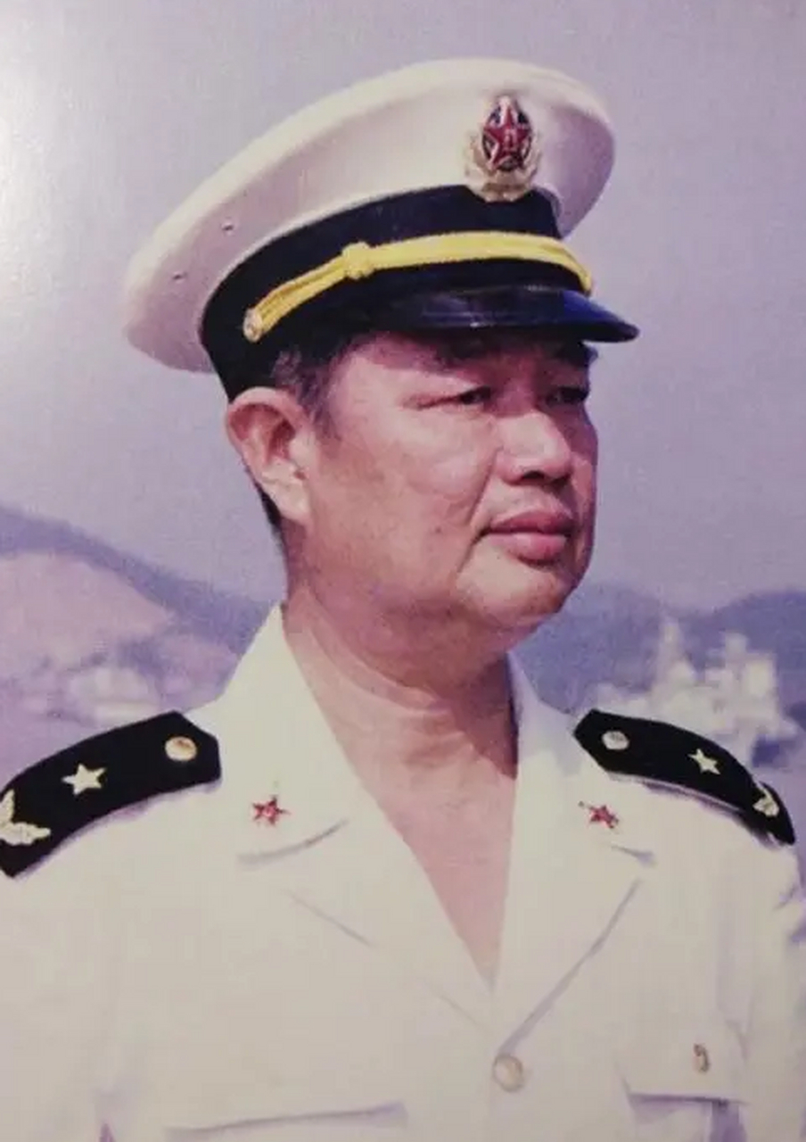 "面对越军的挑衅,陈伟文将军毫不畏惧,果断下令:"给我打,给我全部打沉