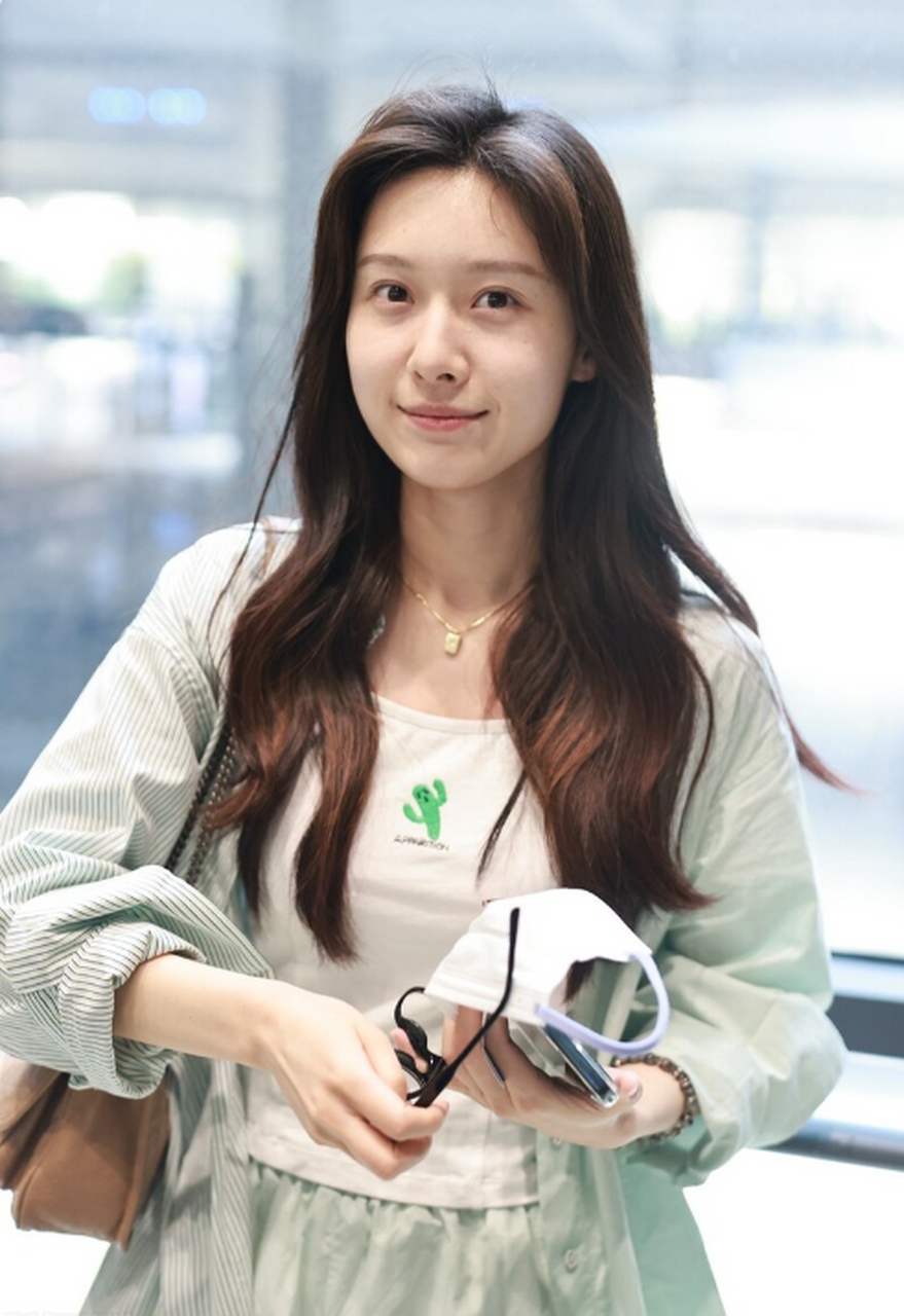 王子璇最近在机场被拍到了街拍照片,她穿着一件薄荷绿衬衫,搭配一件